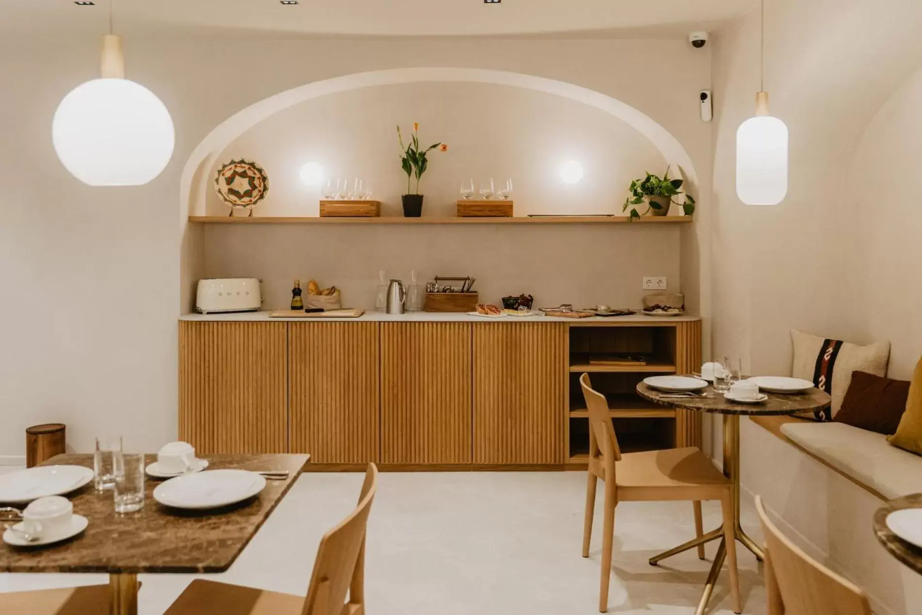 Coffee/tea facilities, Restaurant/Places to Eat in Hotel Boutique Petit Luxe