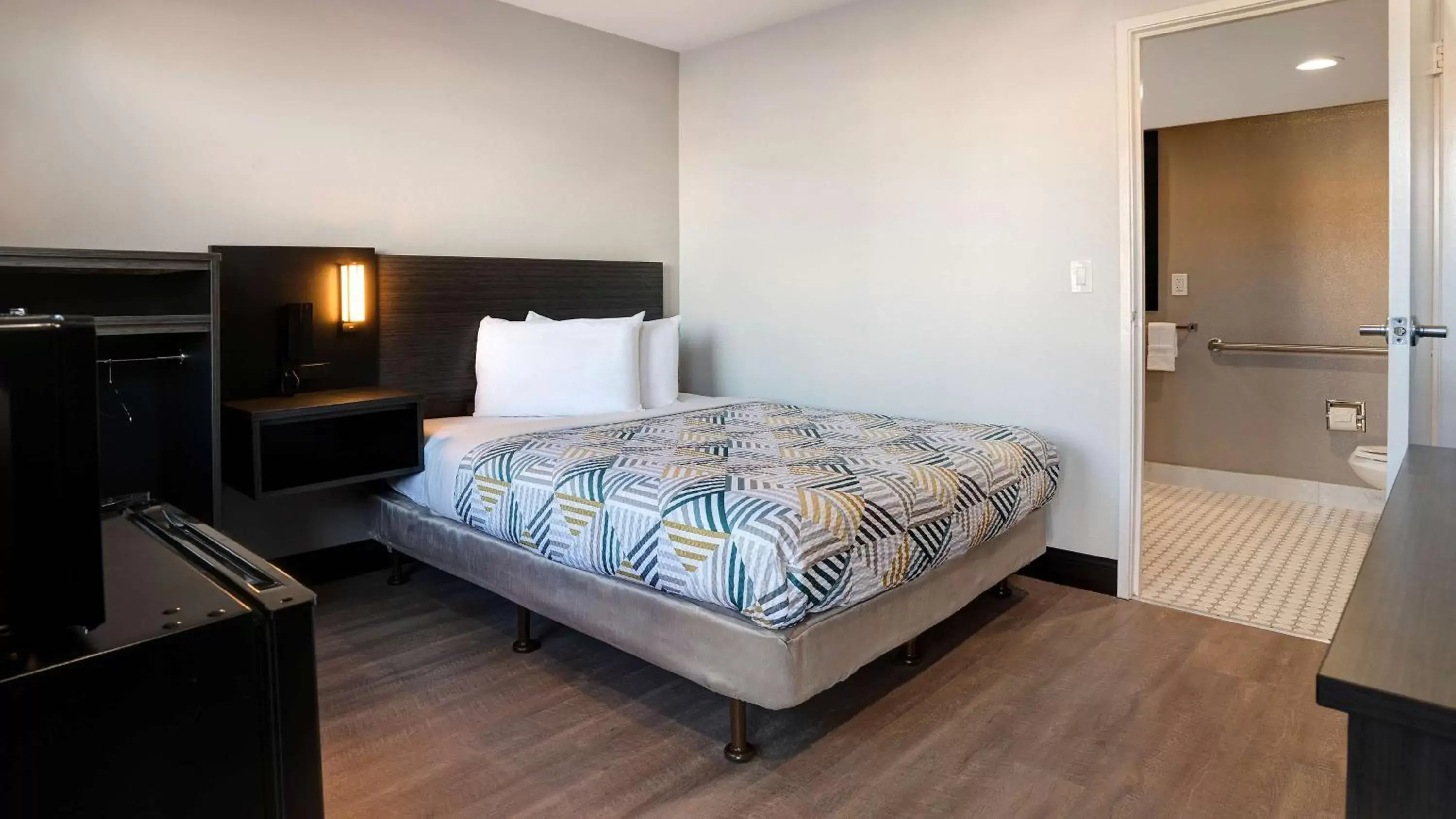 Bedroom, Bed in Motel 6-Eureka, CA Redwood Coast