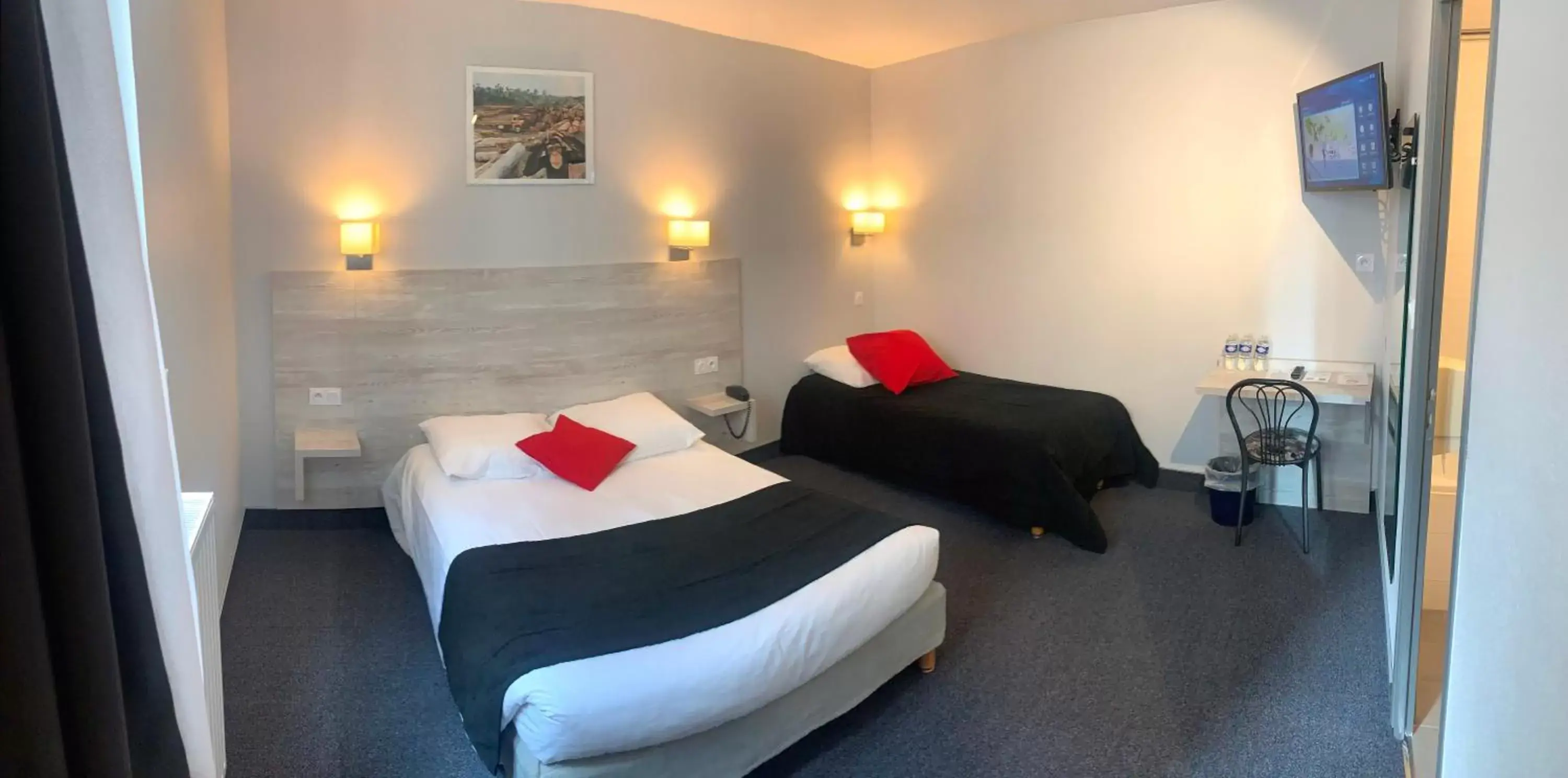 Photo of the whole room, Bed in Brit Hotel Suisse et Bordeaux - Centre Gare