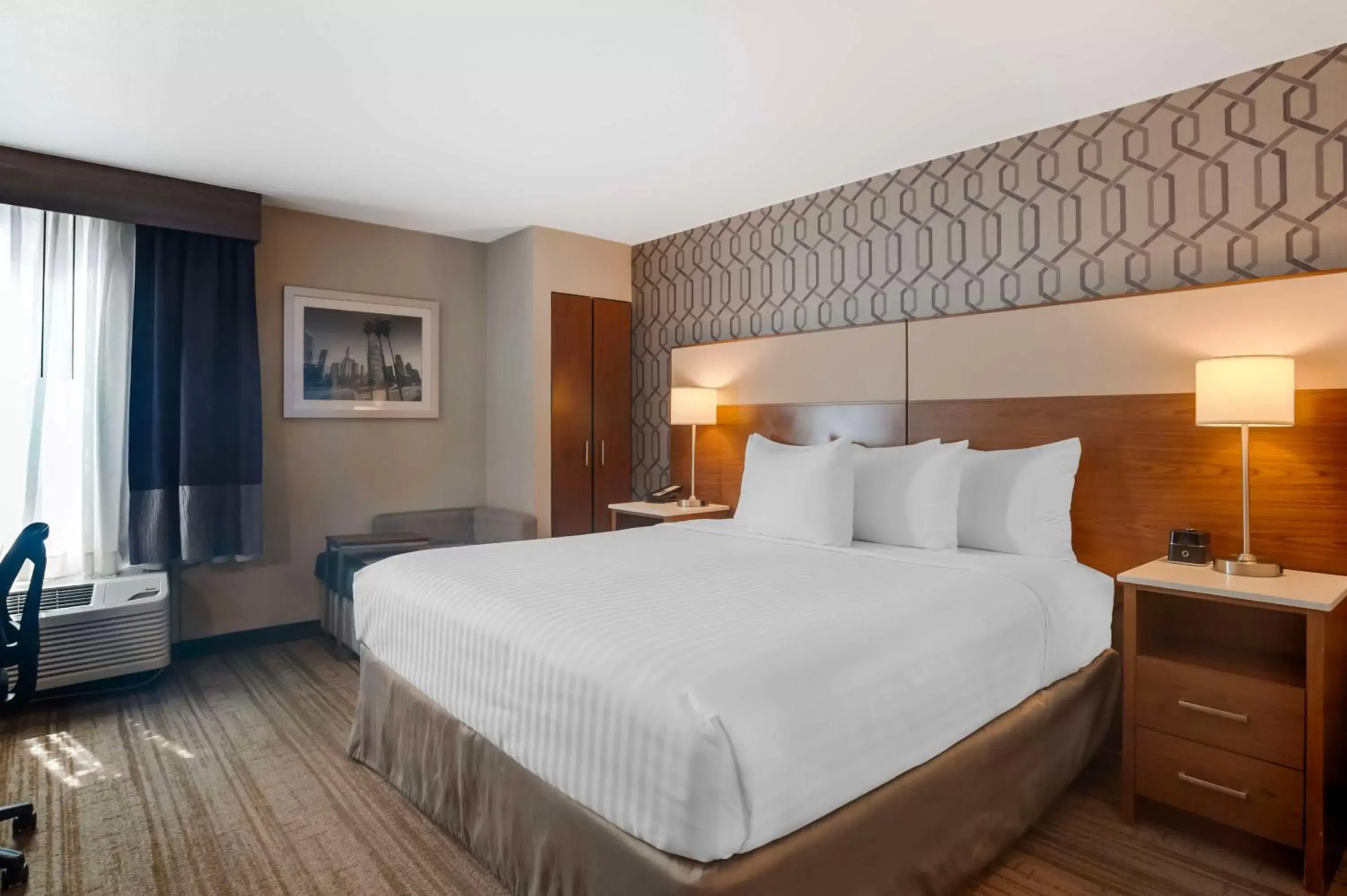 Bedroom, Bed in Best Western Plus Commerce Hotel