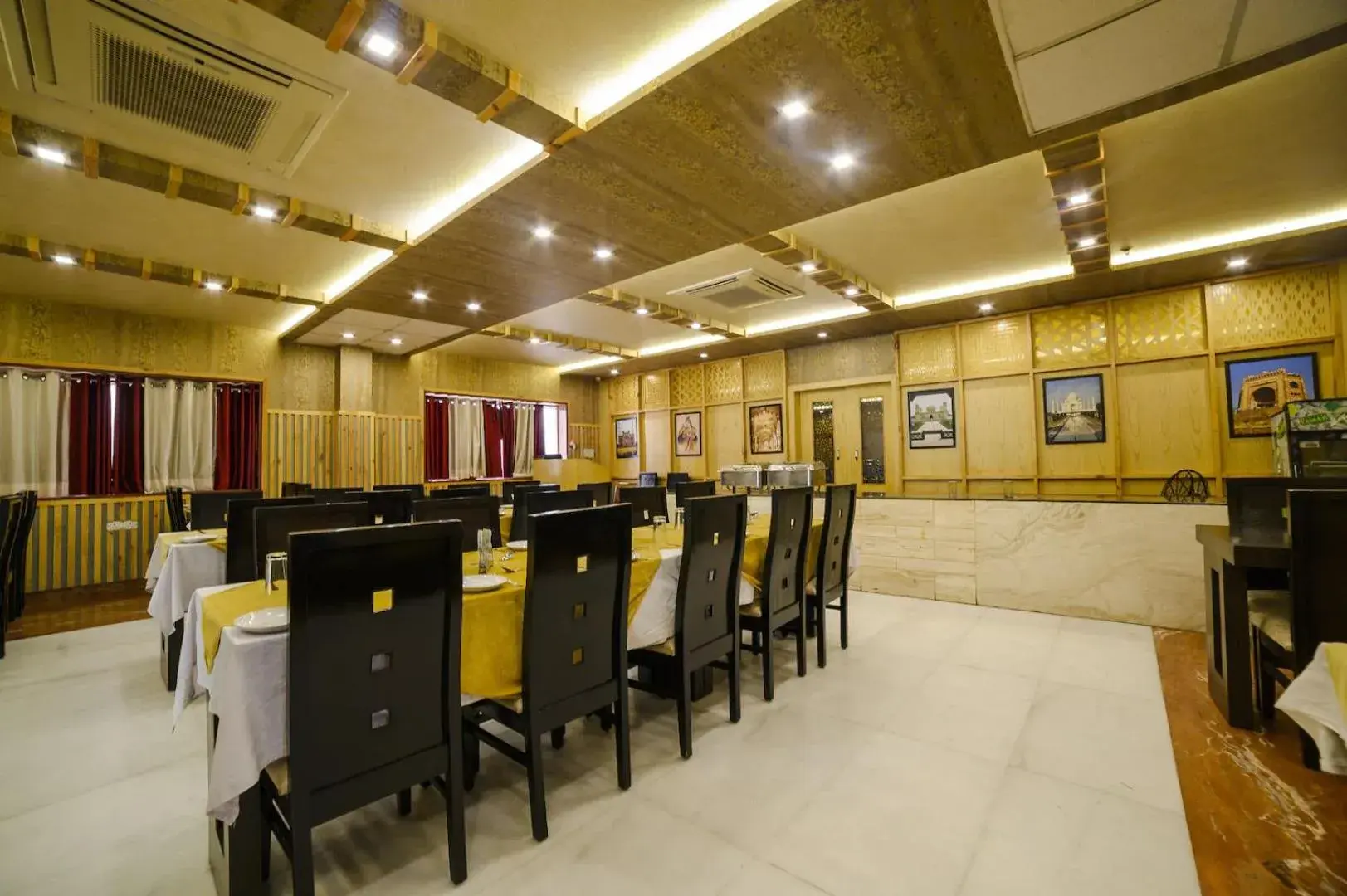 Restaurant/places to eat in Hotel Karan Vilas