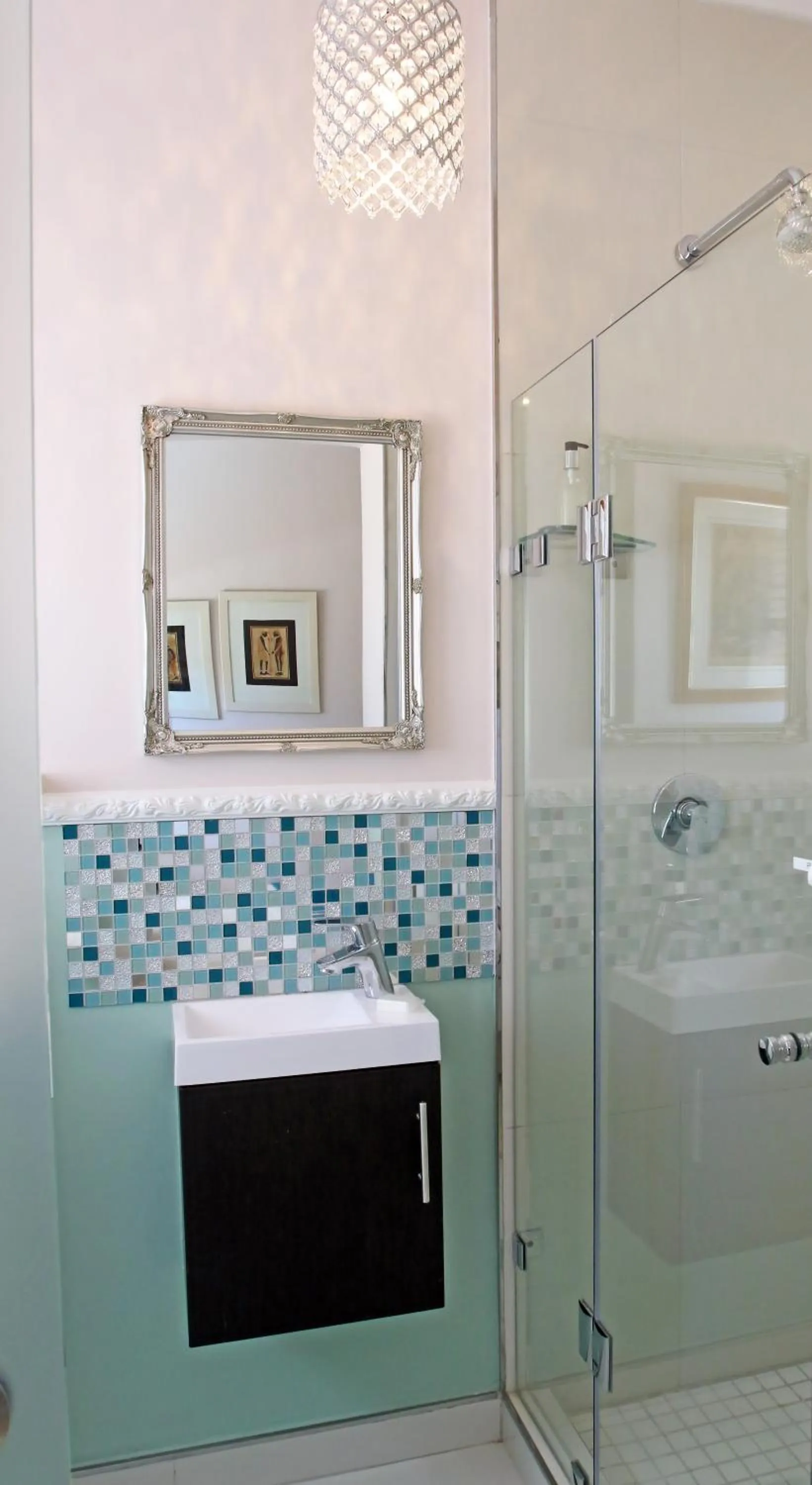 Shower in Dolphin Inn Guesthouse