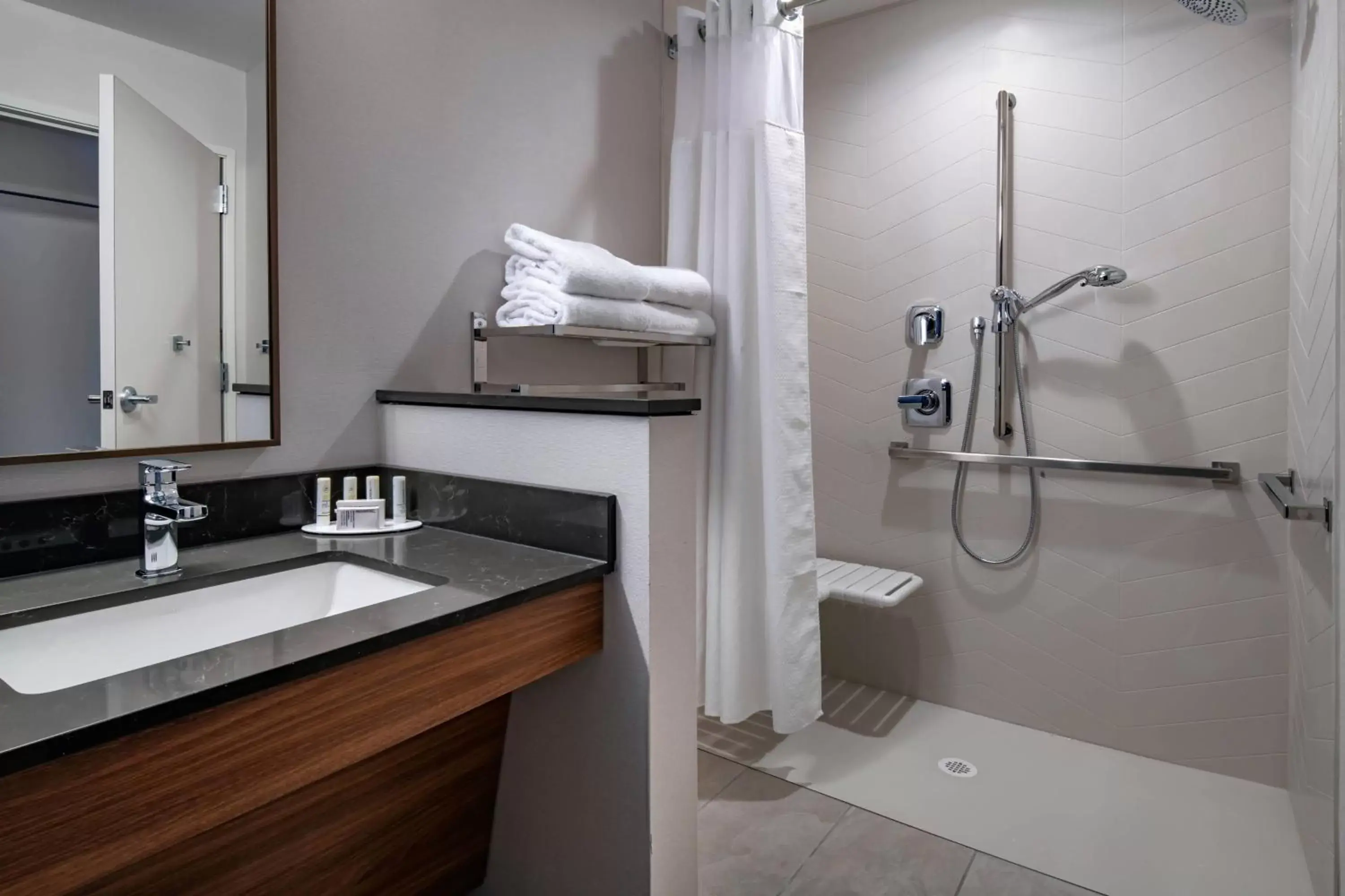 Bathroom in Fairfield Inn & Suites by Marriott Klamath Falls