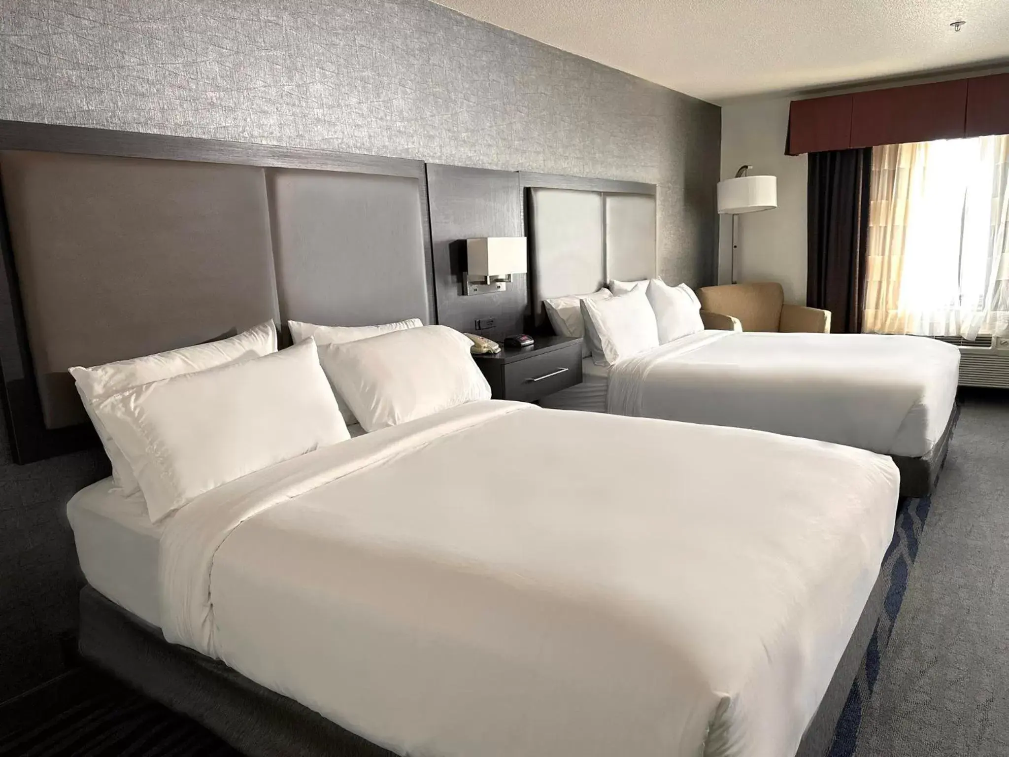 Photo of the whole room, Bed in Holiday Inn Express Hotel & Suites Barstow, an IHG Hotel