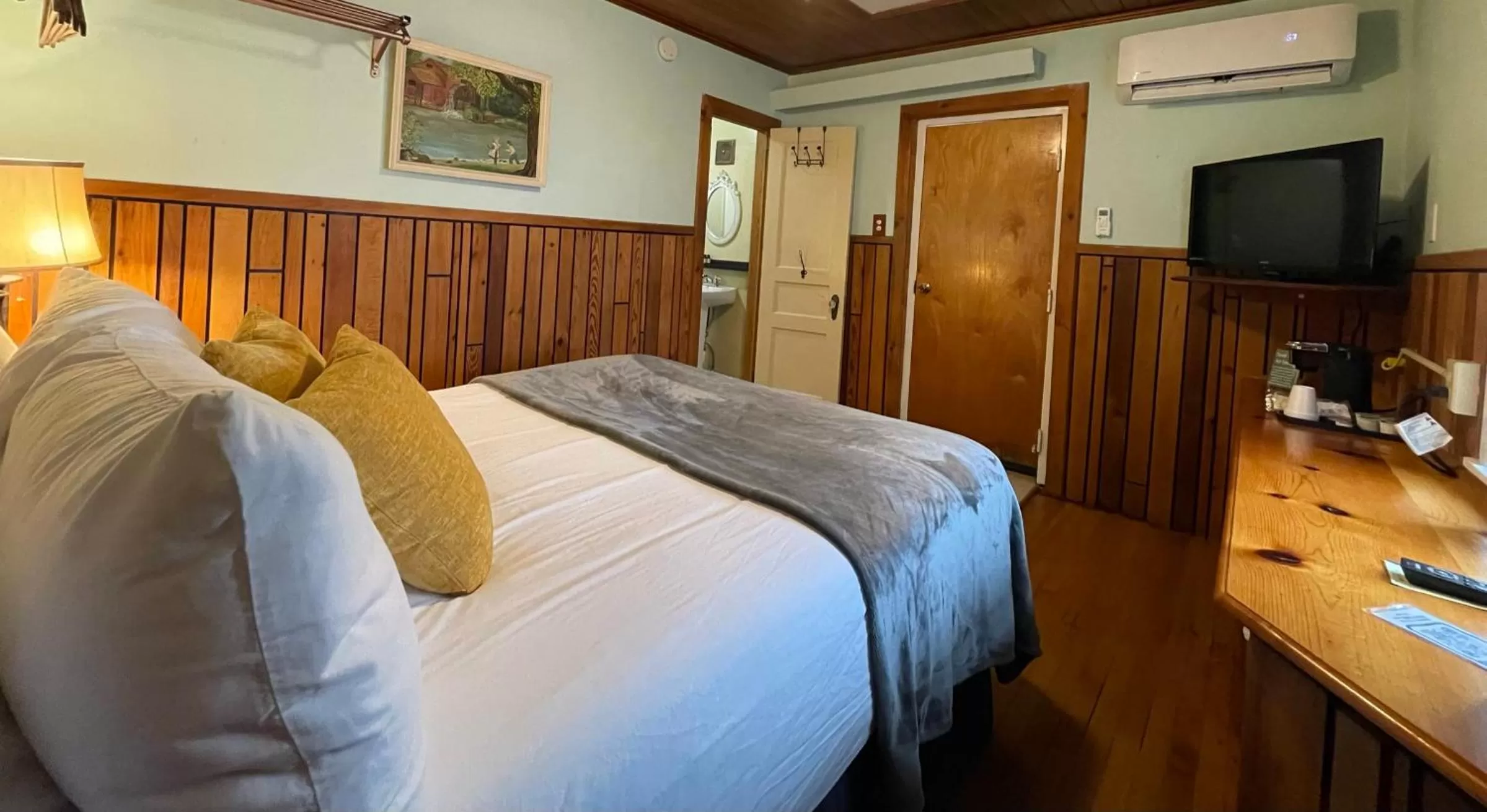 Bed in Skyline Village Inn