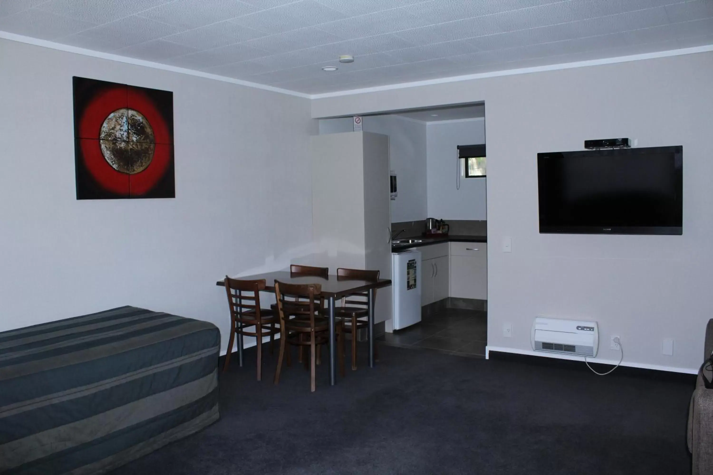 TV and multimedia, Dining Area in Rose City Motel