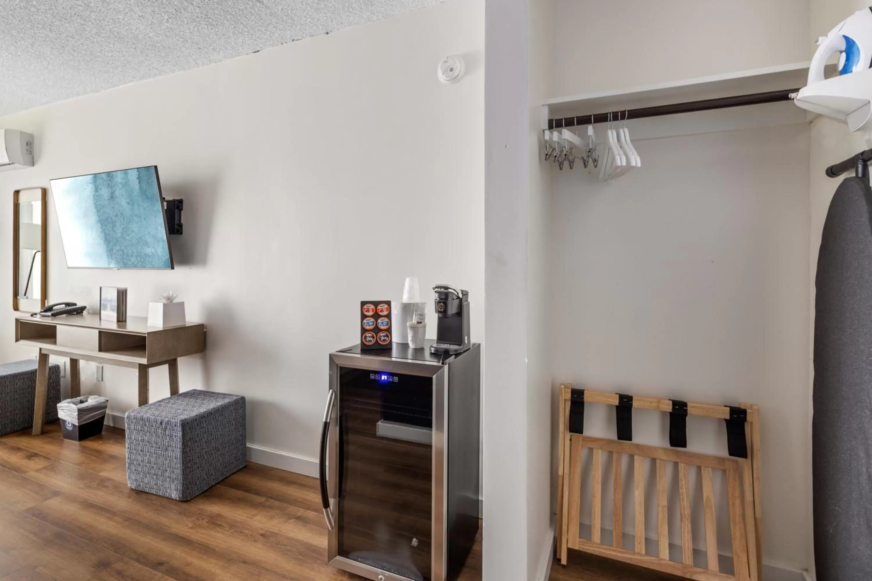 Coffee/tea facilities in Sea Harbor Hotel - San Diego