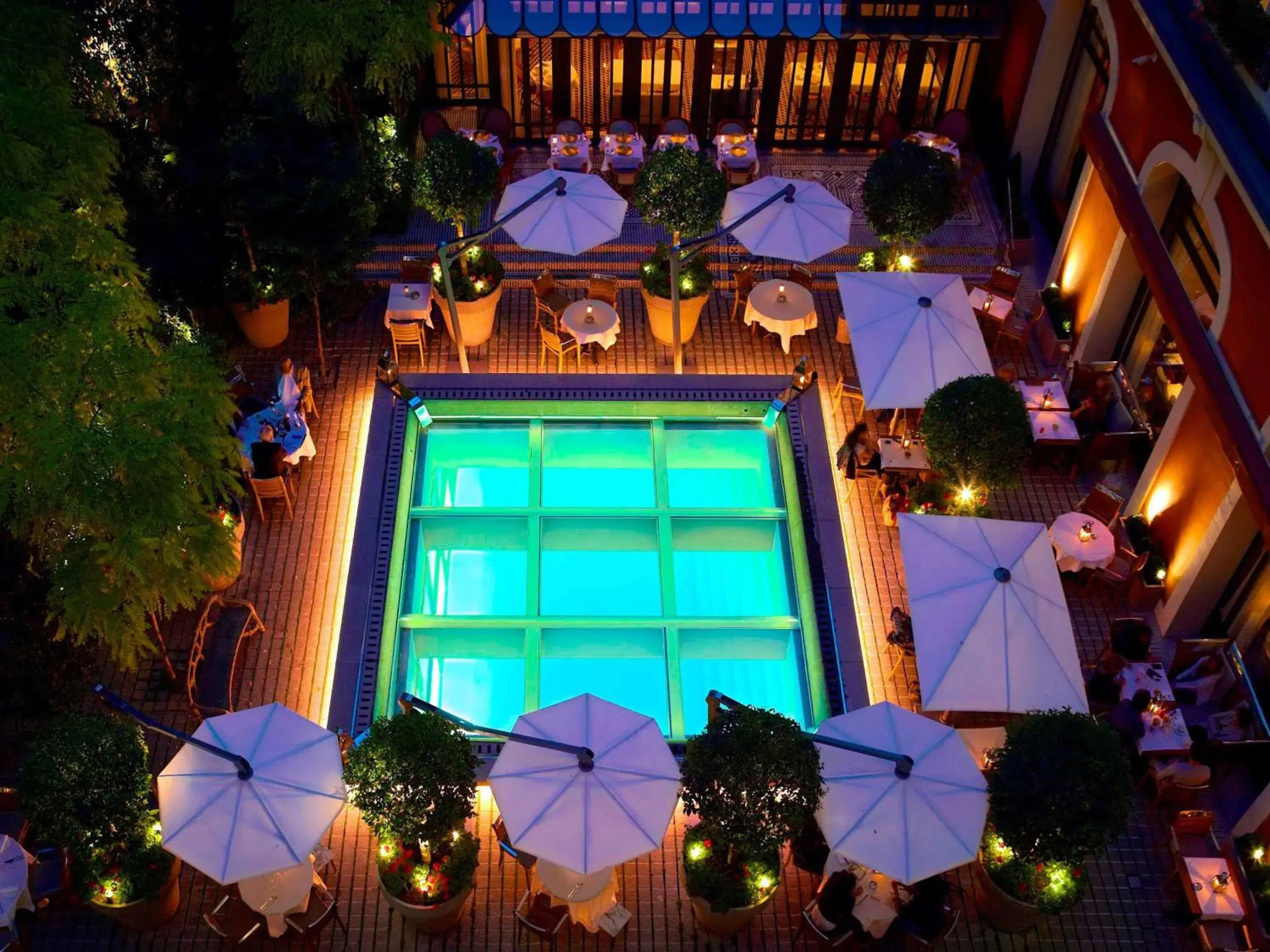 Restaurant/places to eat, Pool View in Le Royal Monceau Hotel Raffles Paris