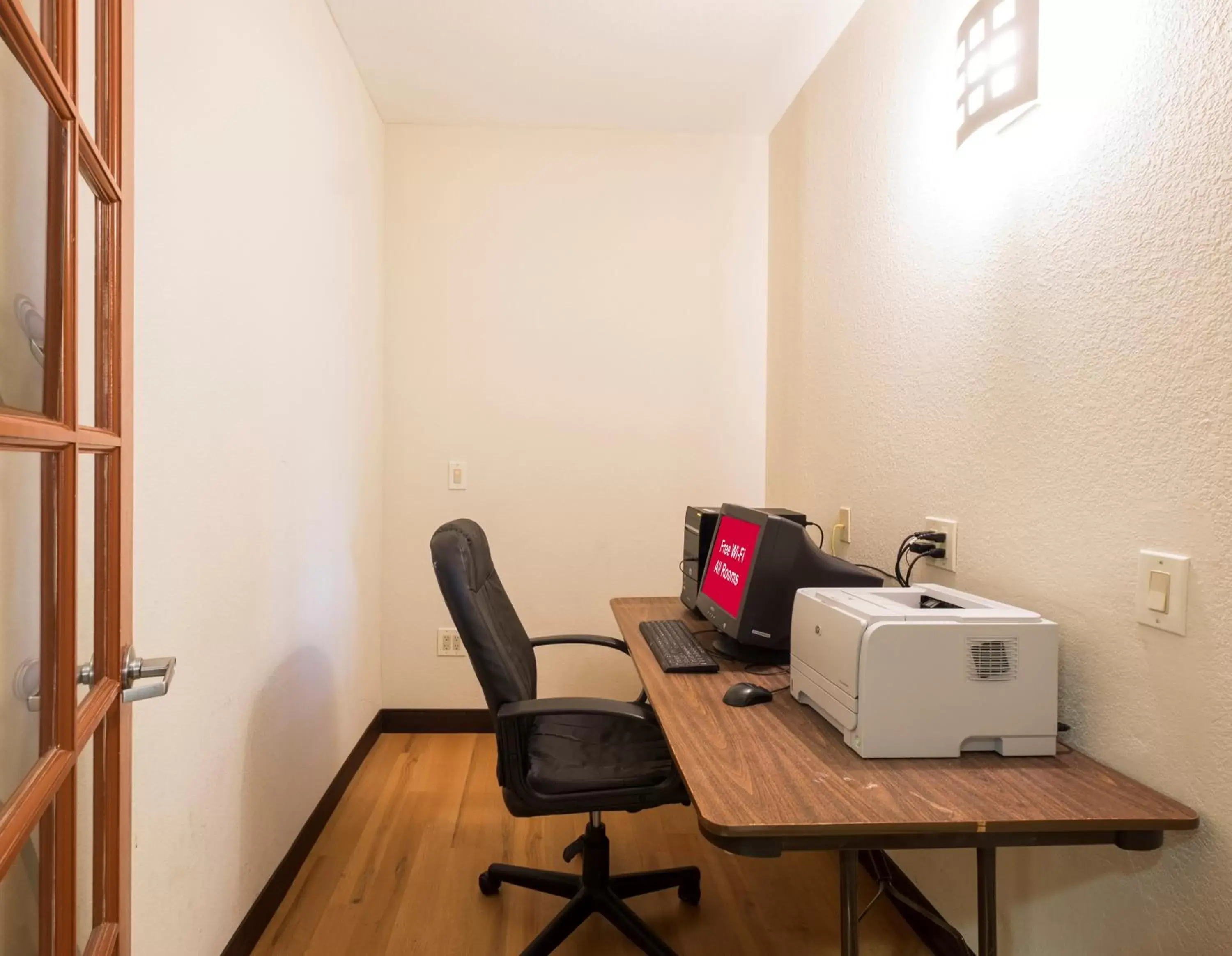 Property building in Red Roof Inn & Suites Dover Downtown Property building in Red Roof Inn & Suites Dover Downtown