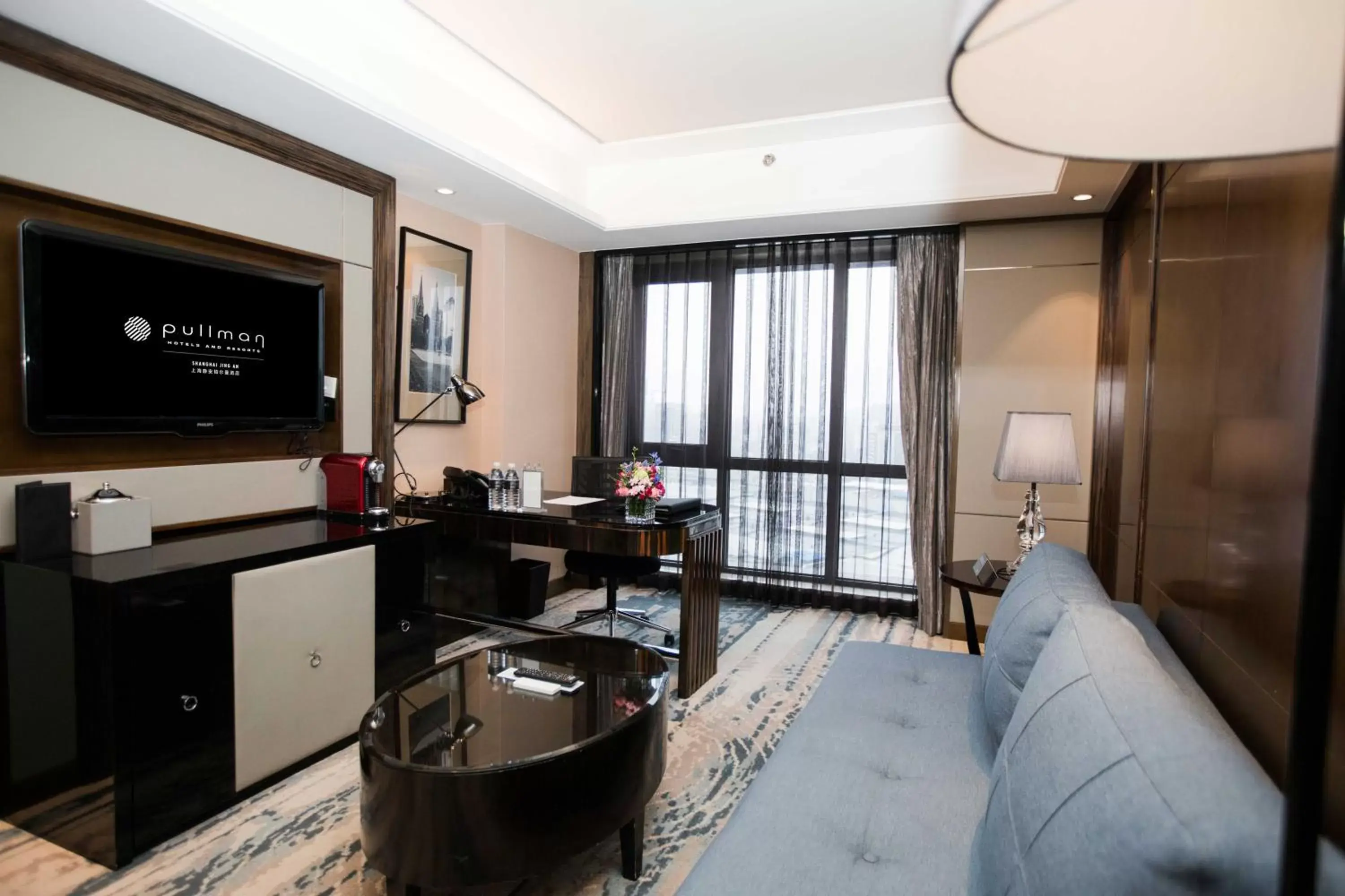 Living room, Kitchen/Kitchenette in Pullman Shanghai Jingan