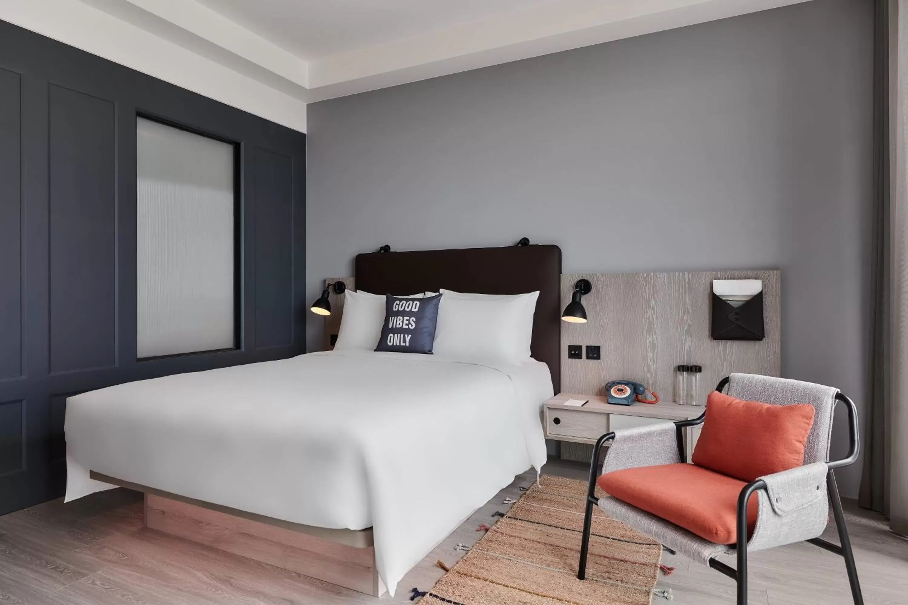 Photo of the whole room, Bed in Moxy Taichung