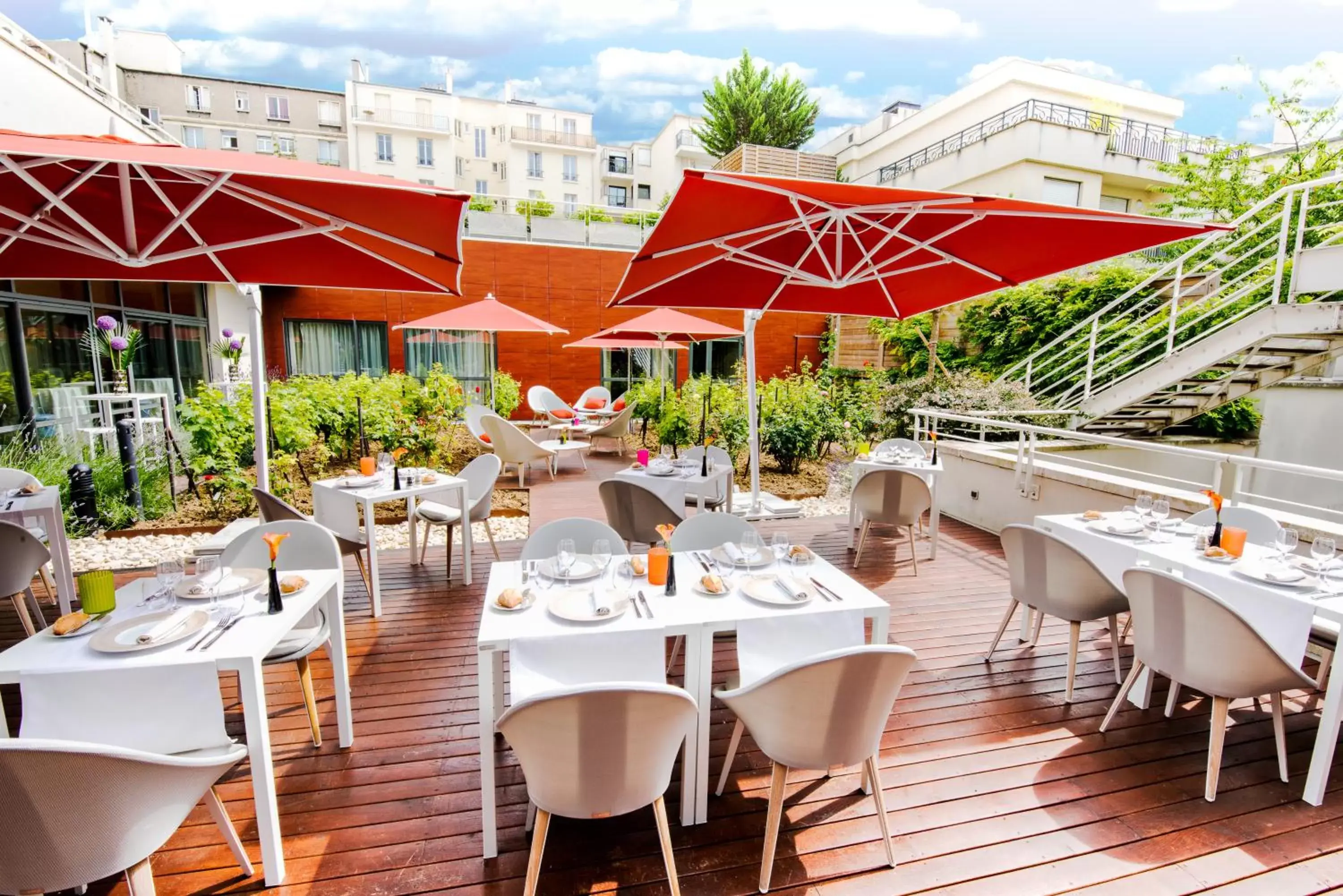 Patio, Restaurant/Places to Eat in Radisson Blu Hotel, Paris Boulogne