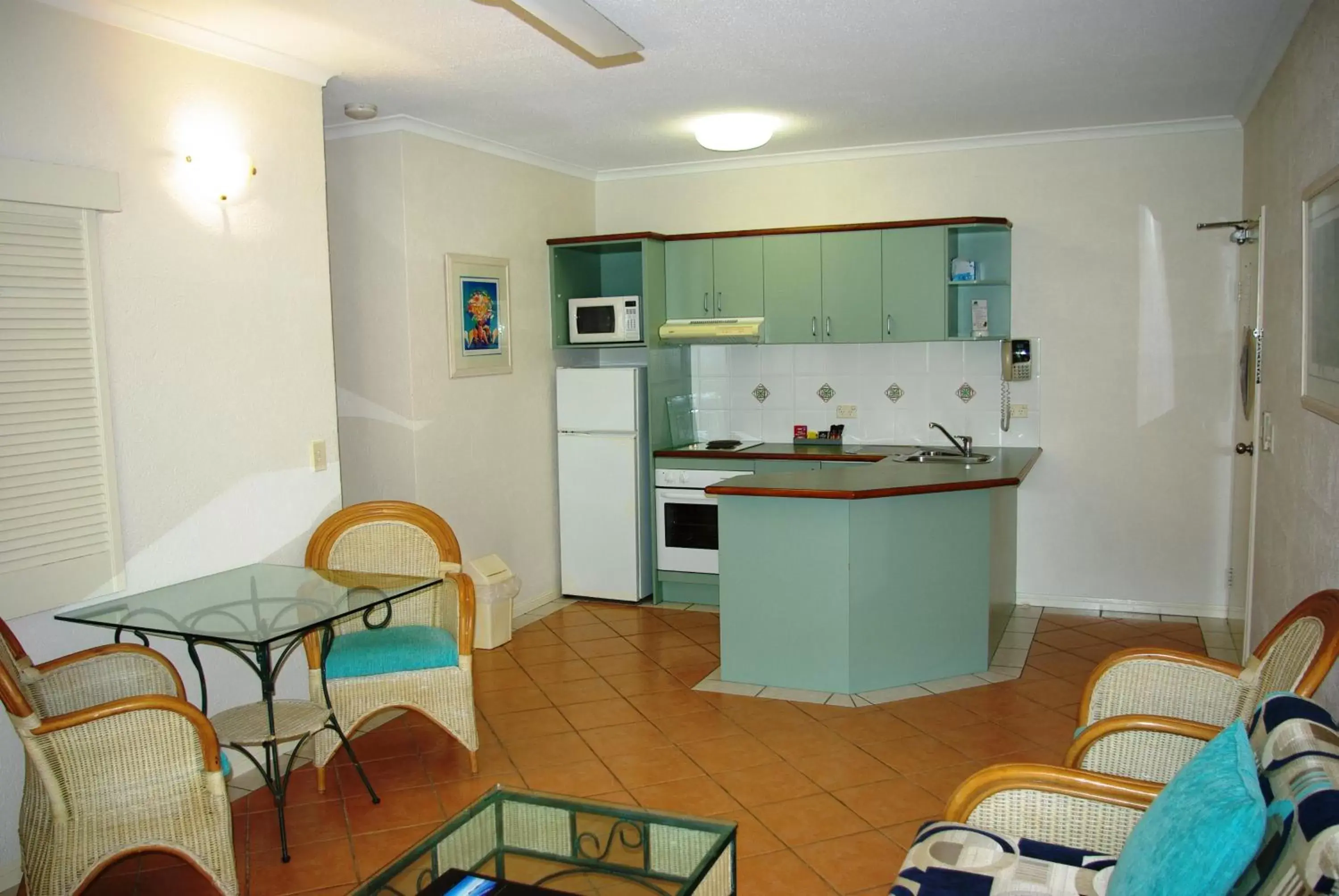 Kitchen or kitchenette in Palm Cove Tropic Apartments Kitchen or kitchenette in Palm Cove Tropic Apartments