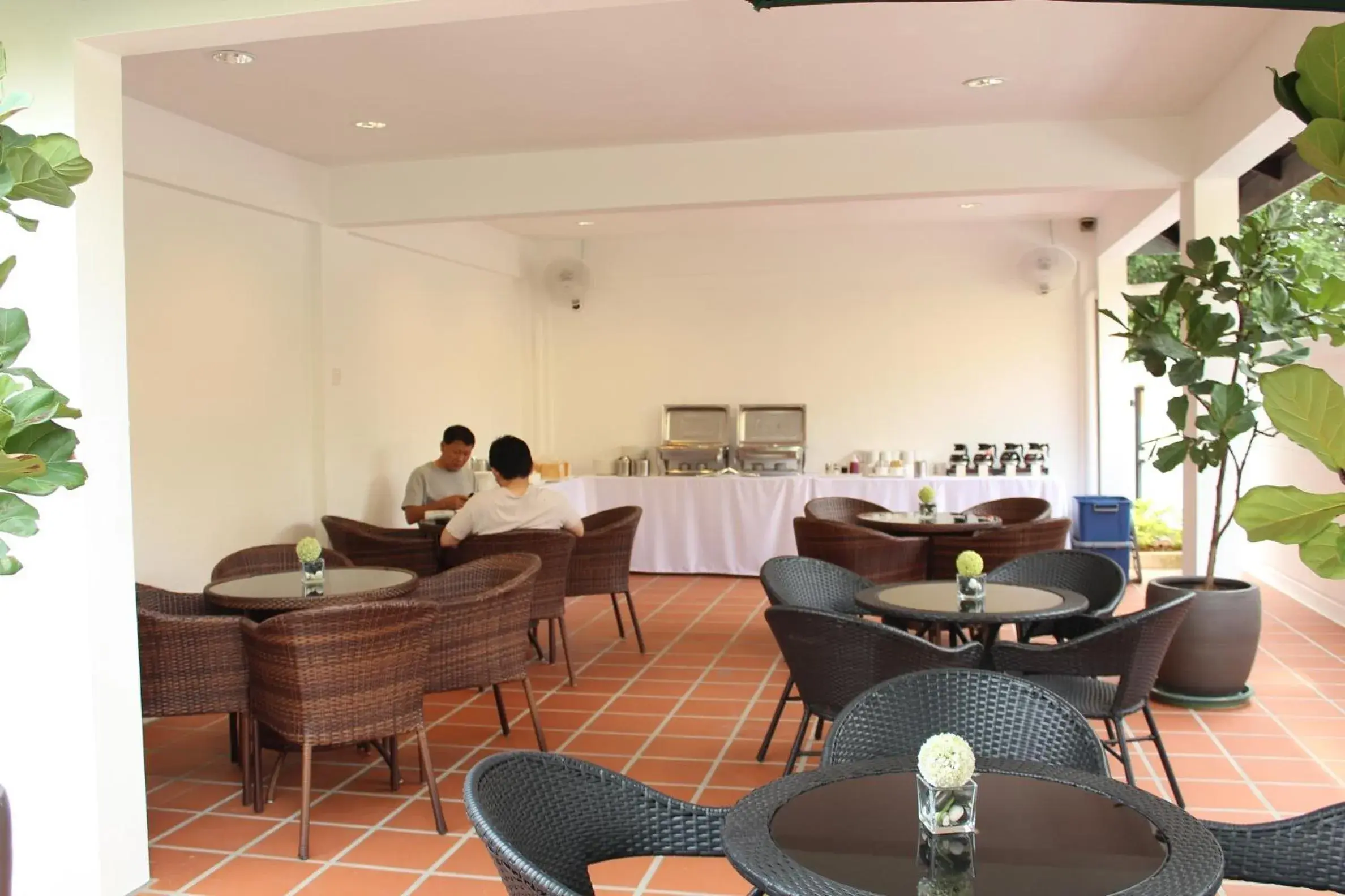 Restaurant/places to eat in Jinhold Service Apartment