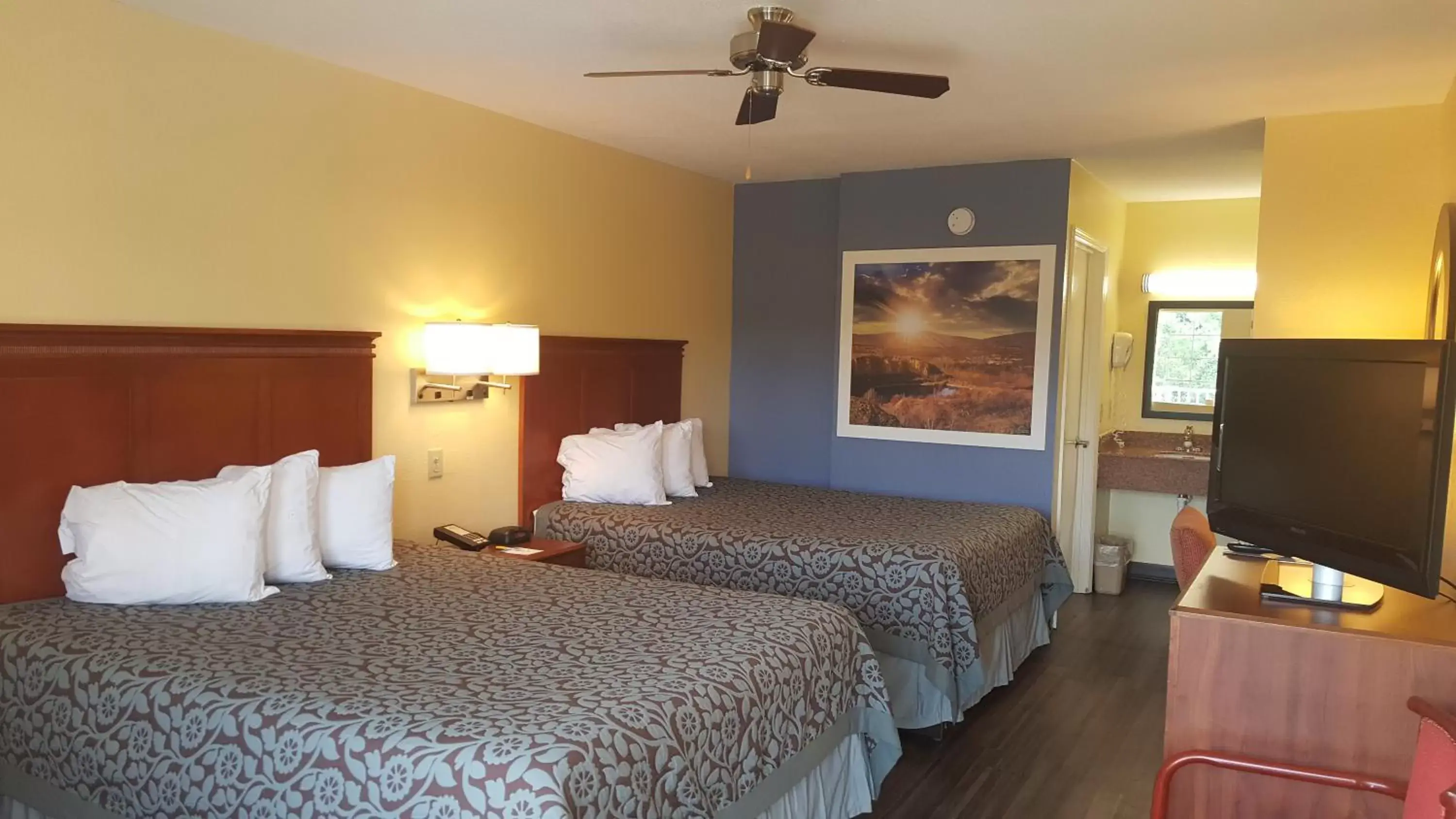 Photo of the whole room, Bed in Days Inn by Wyndham Trenton