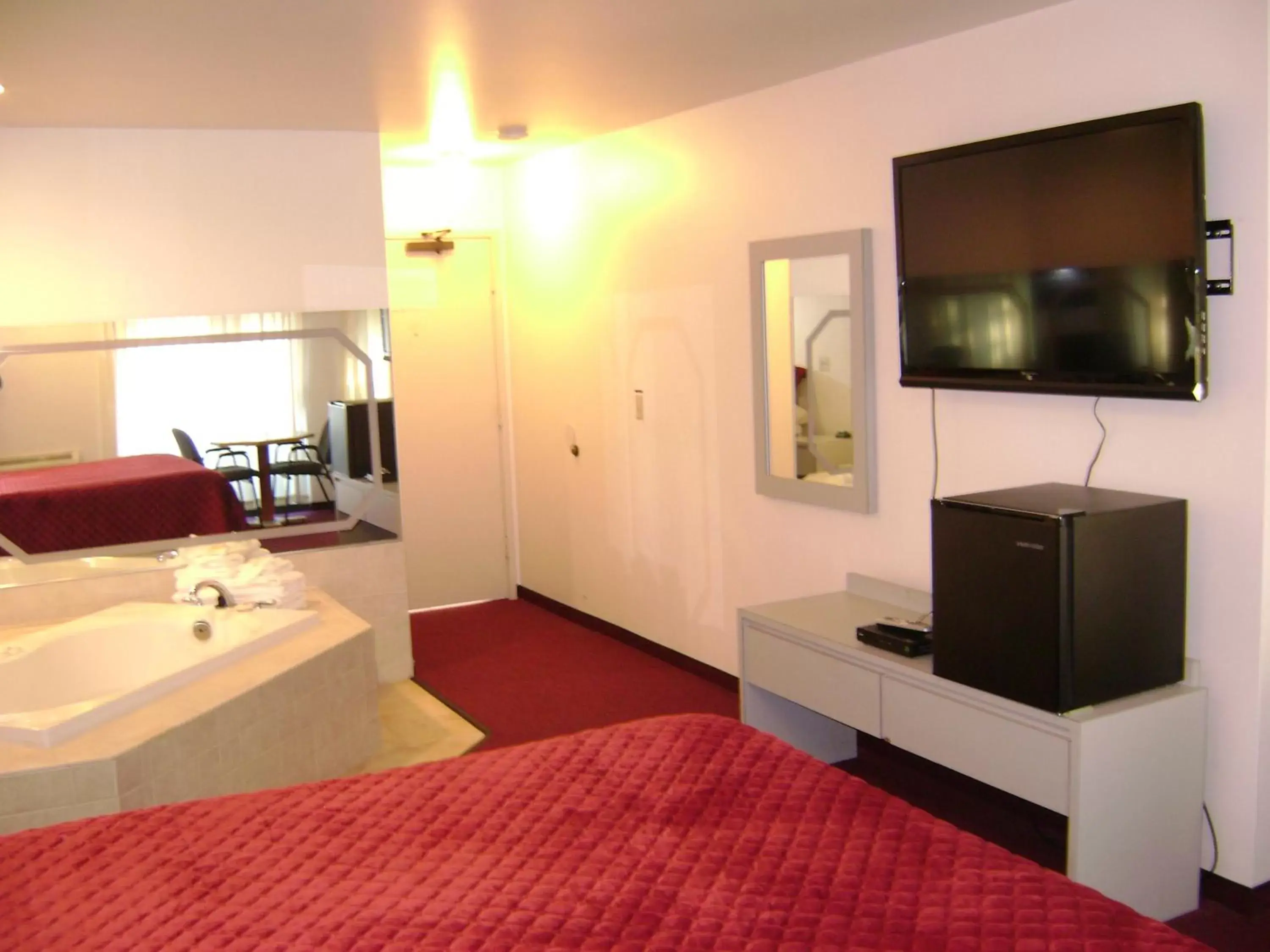 Photo of the whole room, TV/Entertainment Center in Edgewick Inn