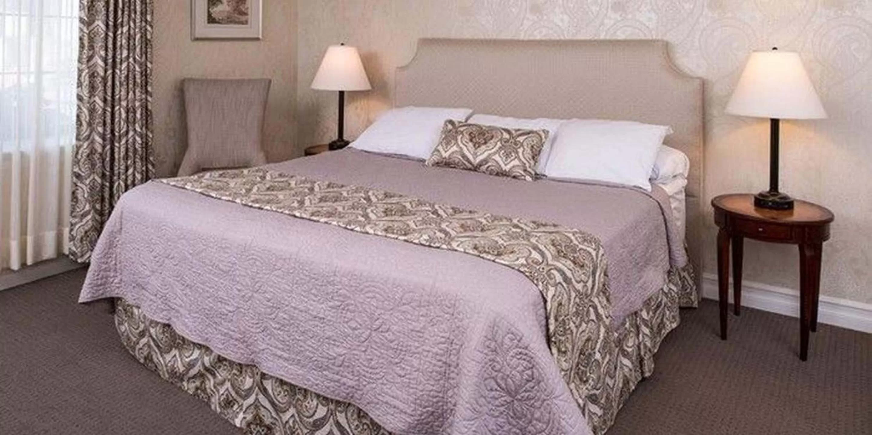 Bedroom, Bed in Red Coach Inn