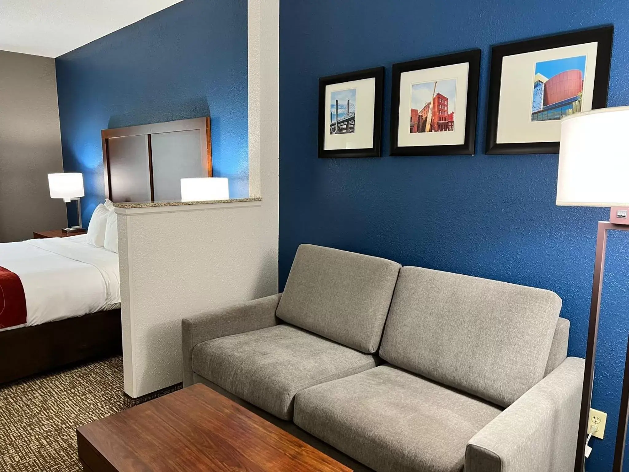 Bed, Seating Area in Comfort Suites Louisville East