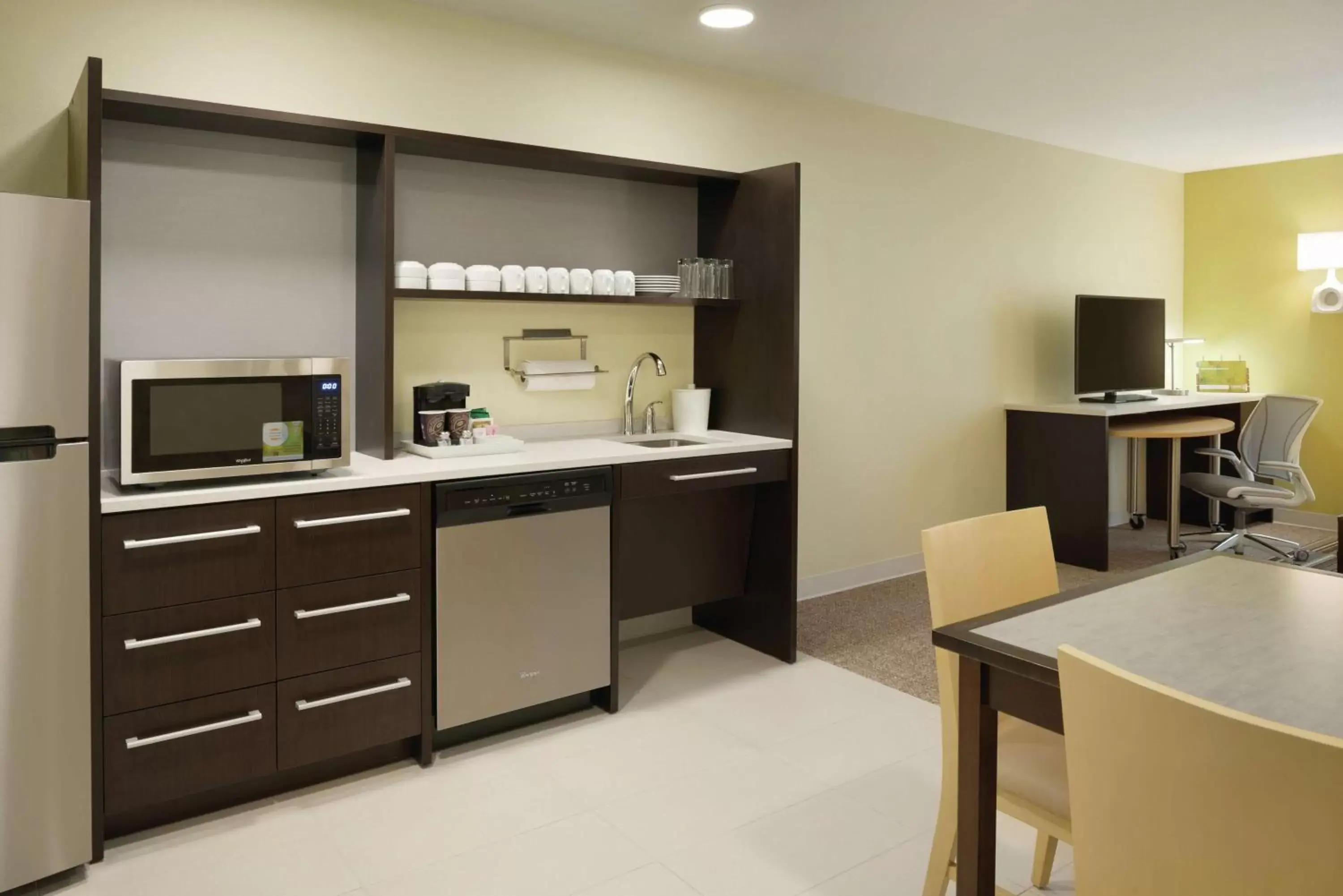 Bedroom, Kitchen/Kitchenette in Home2 Suites By Hilton Iowa City Coralville