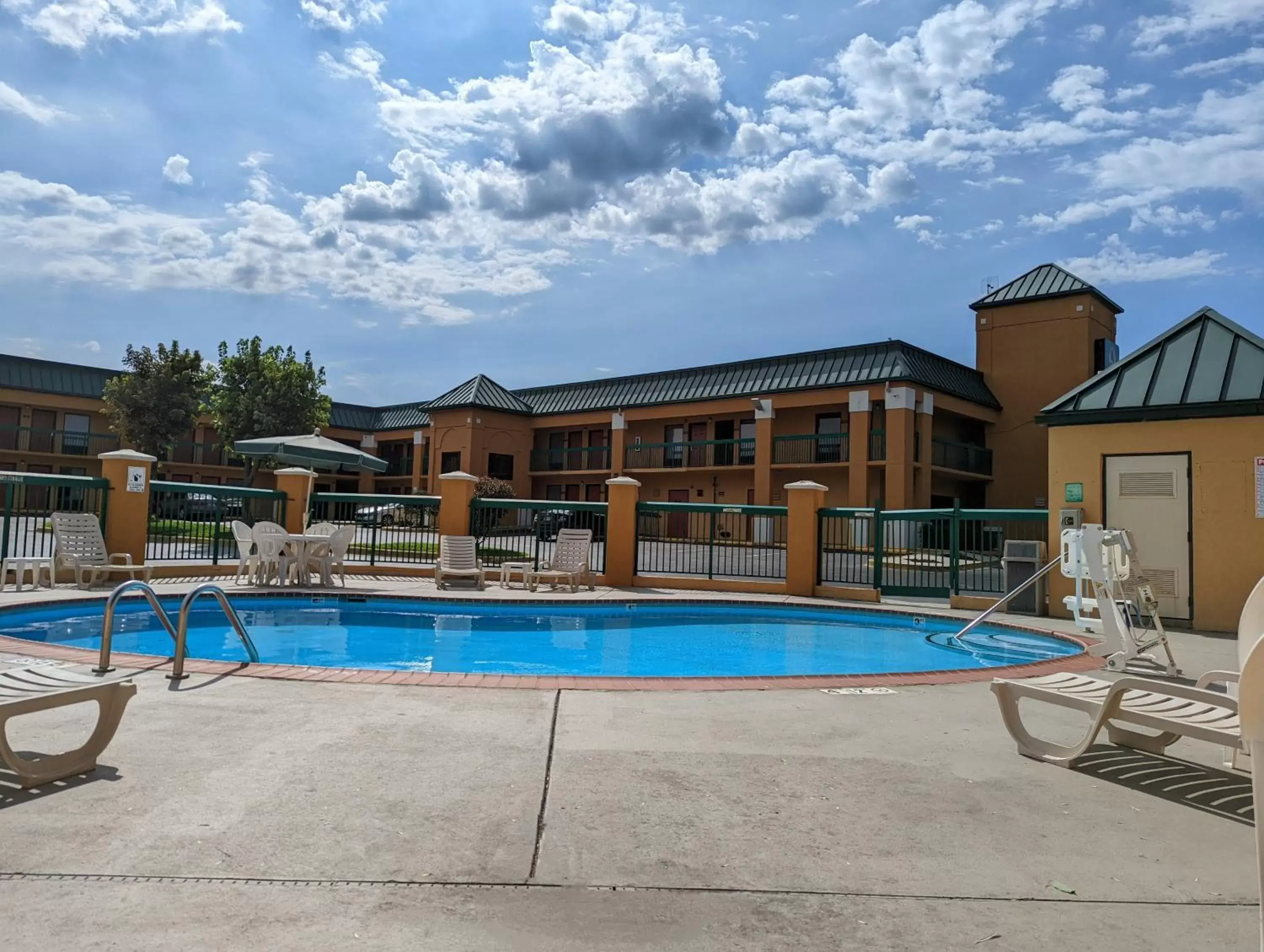 Property building, Swimming Pool in Quality Inn Fort Campbell