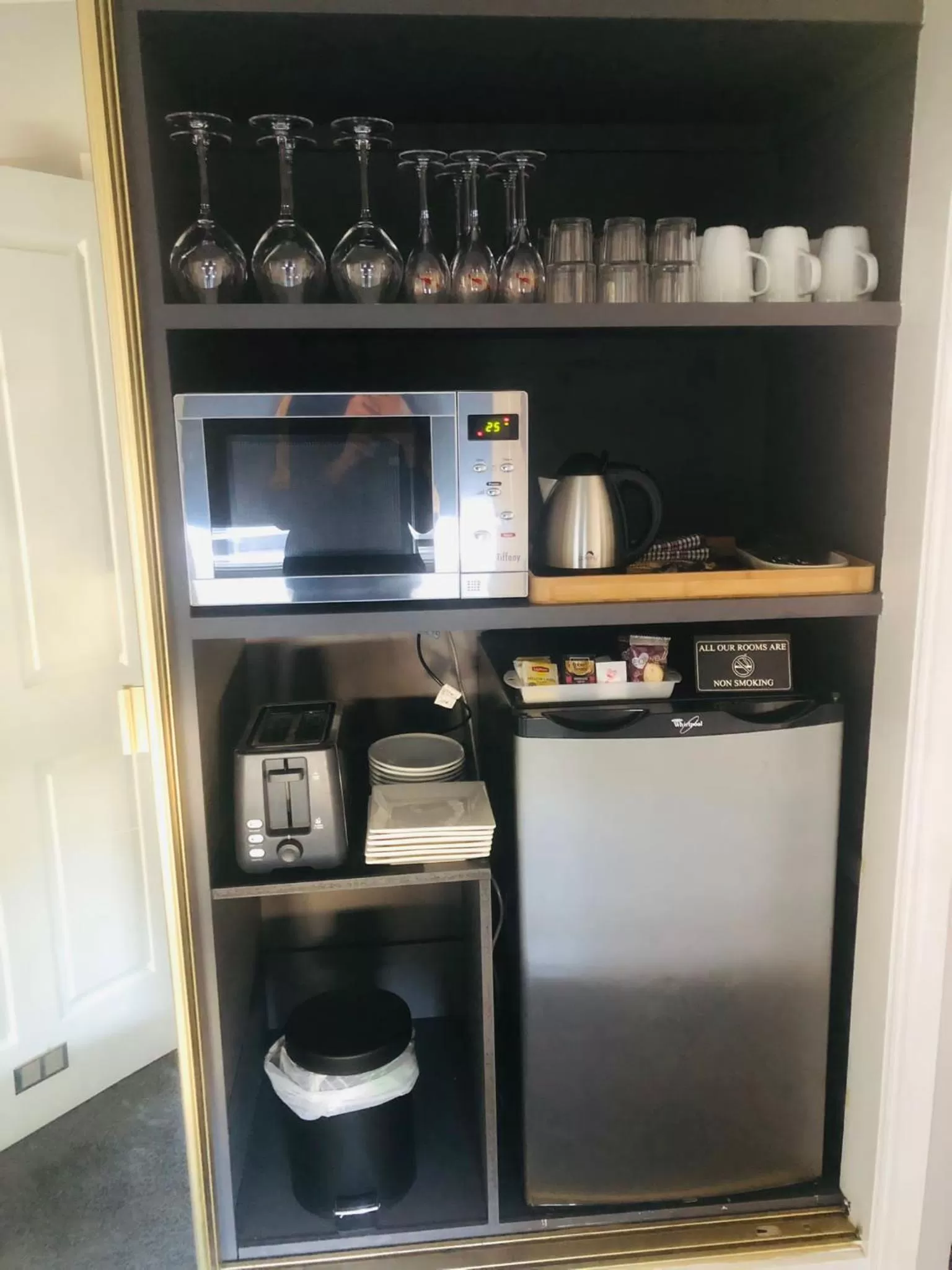 Coffee/tea facilities in White Manor Motel