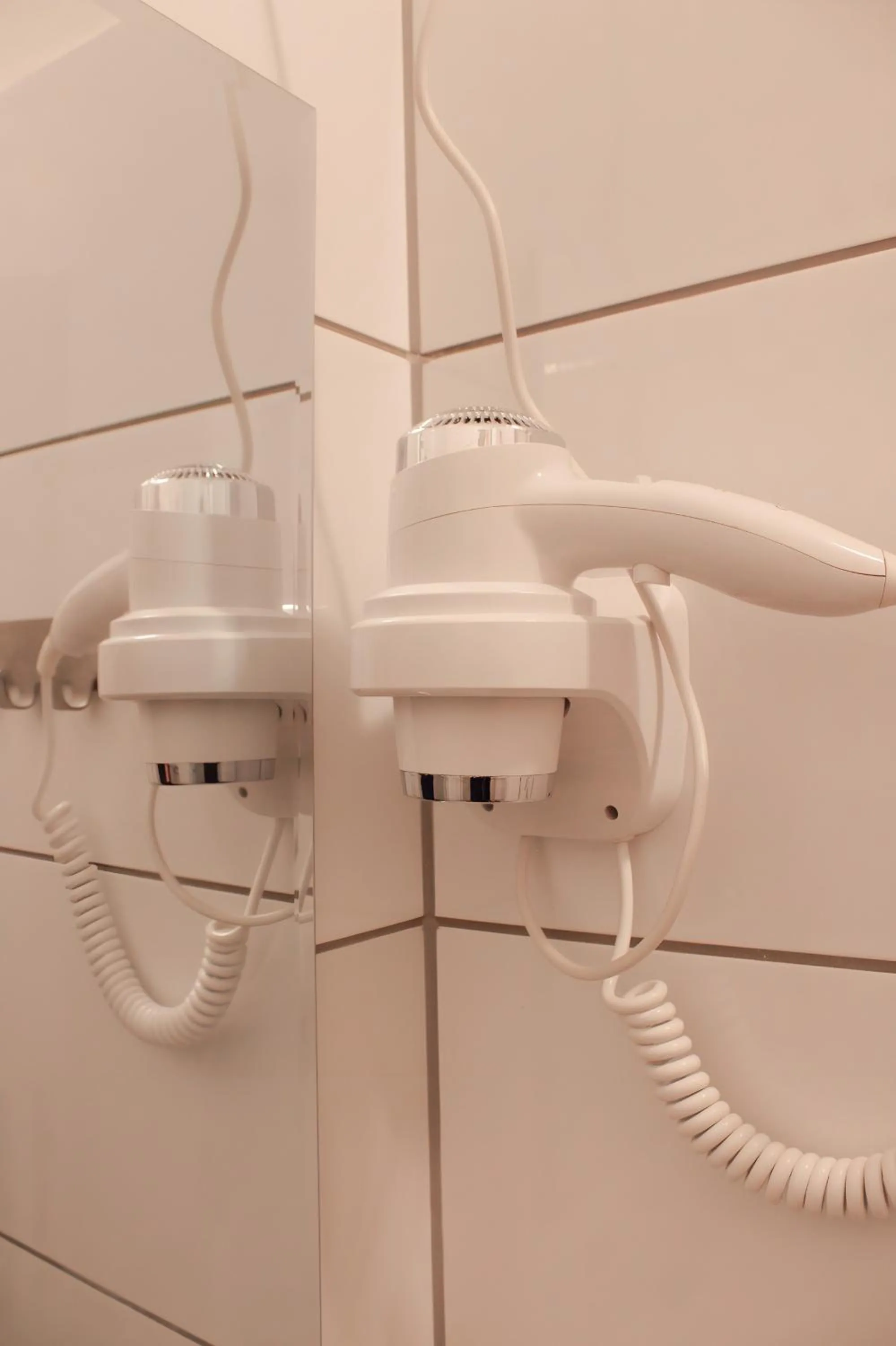 hair dryier in Warsaw Hostel Centrum Private Rooms & Dorms