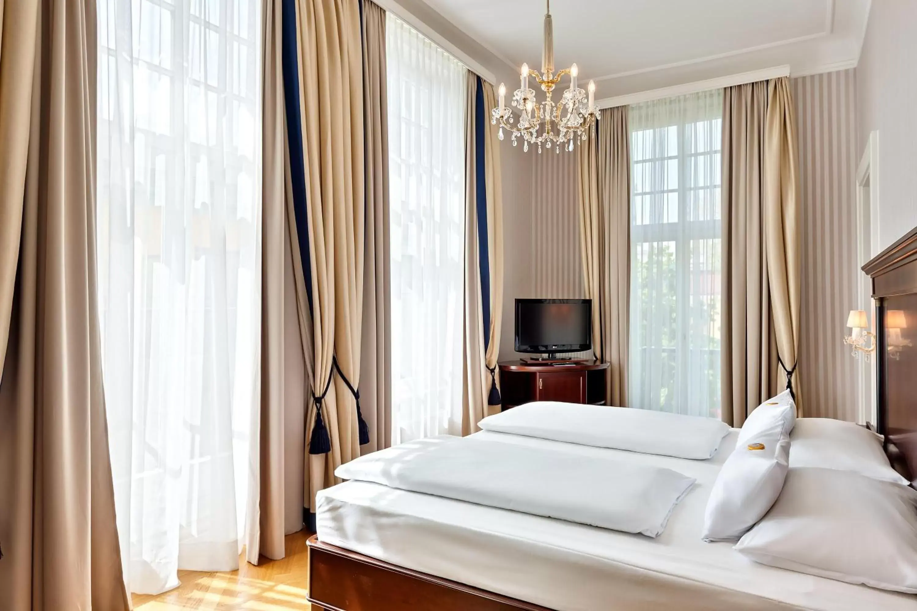 Photo of the whole room, Bed in Austria Trend Parkhotel Schönbrunn Wien