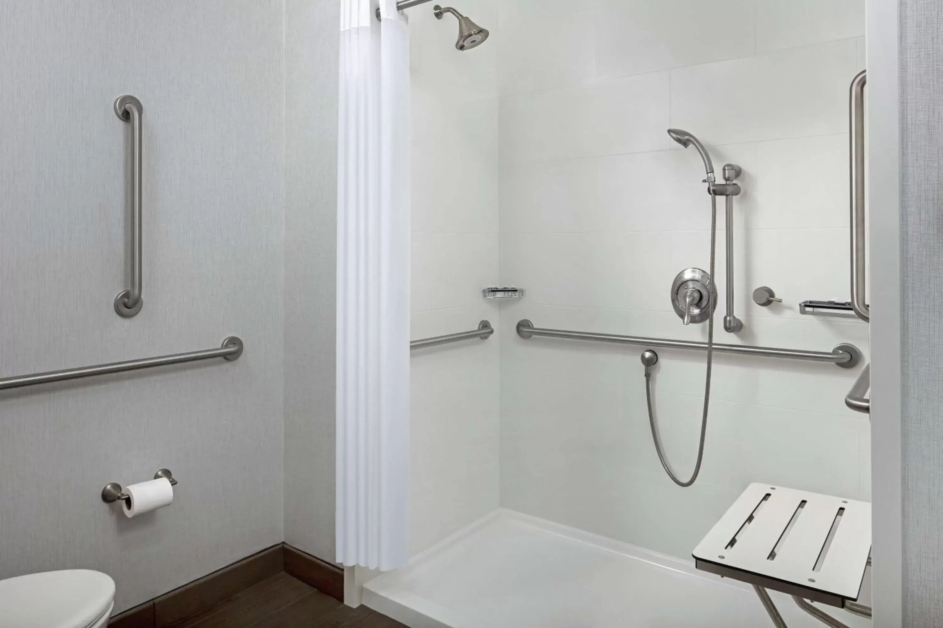 Bathroom in Hampton Inn & Suites Teaneck/Glenpointe