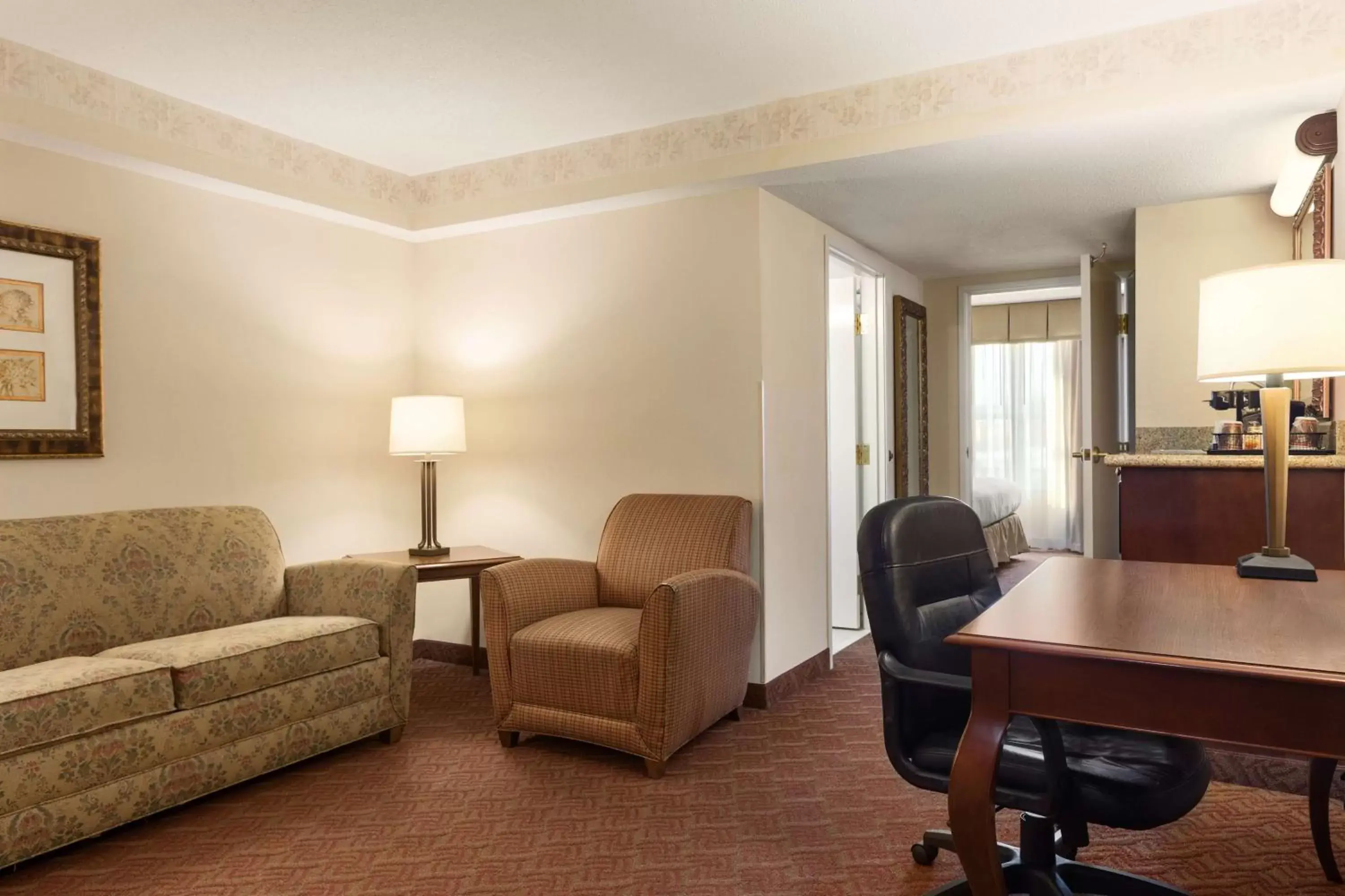 Photo of the whole room, Seating Area in Country Inn & Suites by Radisson, Potomac Mills Woodbridge, VA