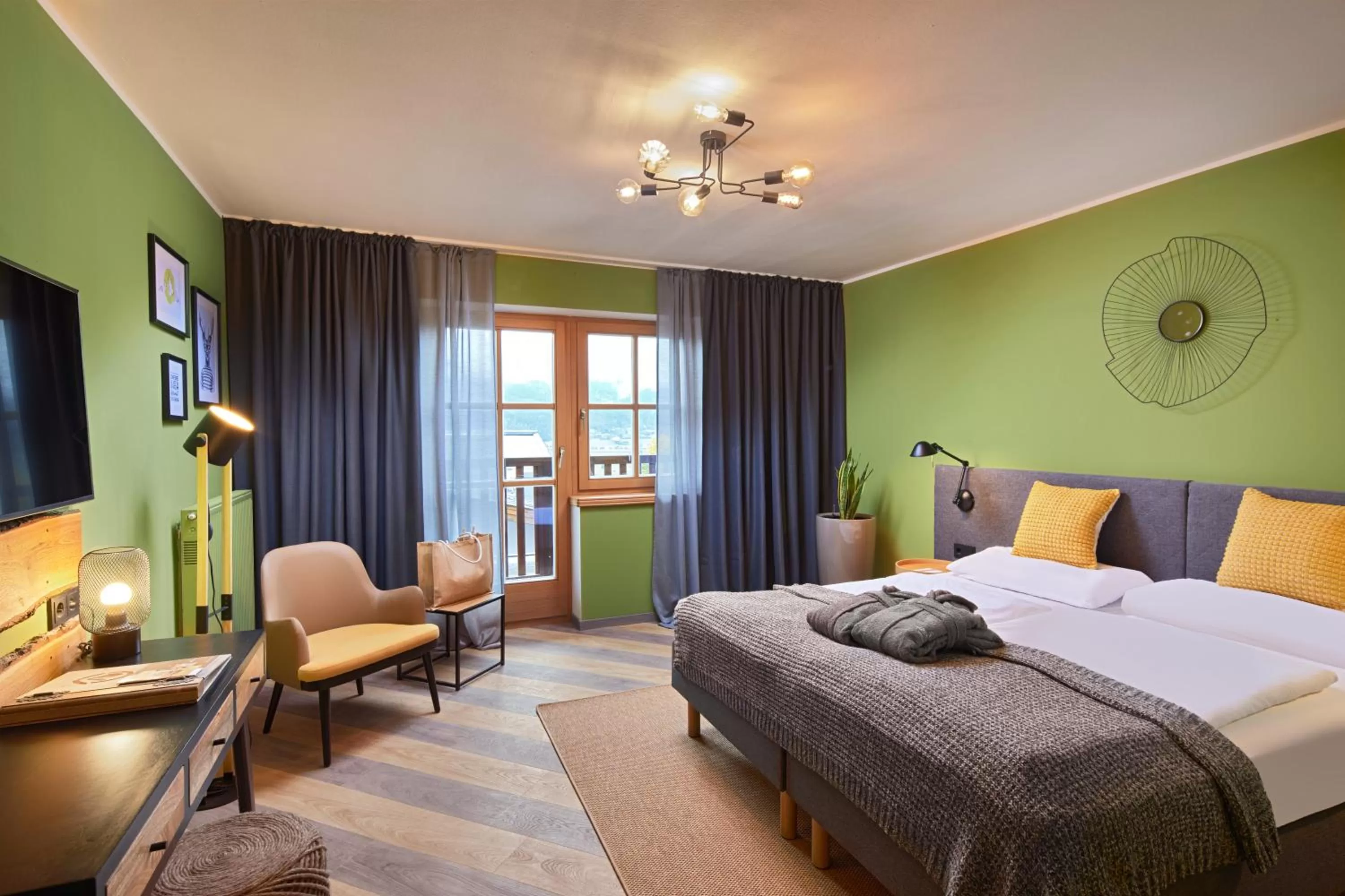 Photo of the whole room, Bed in ever grün KAPRUN