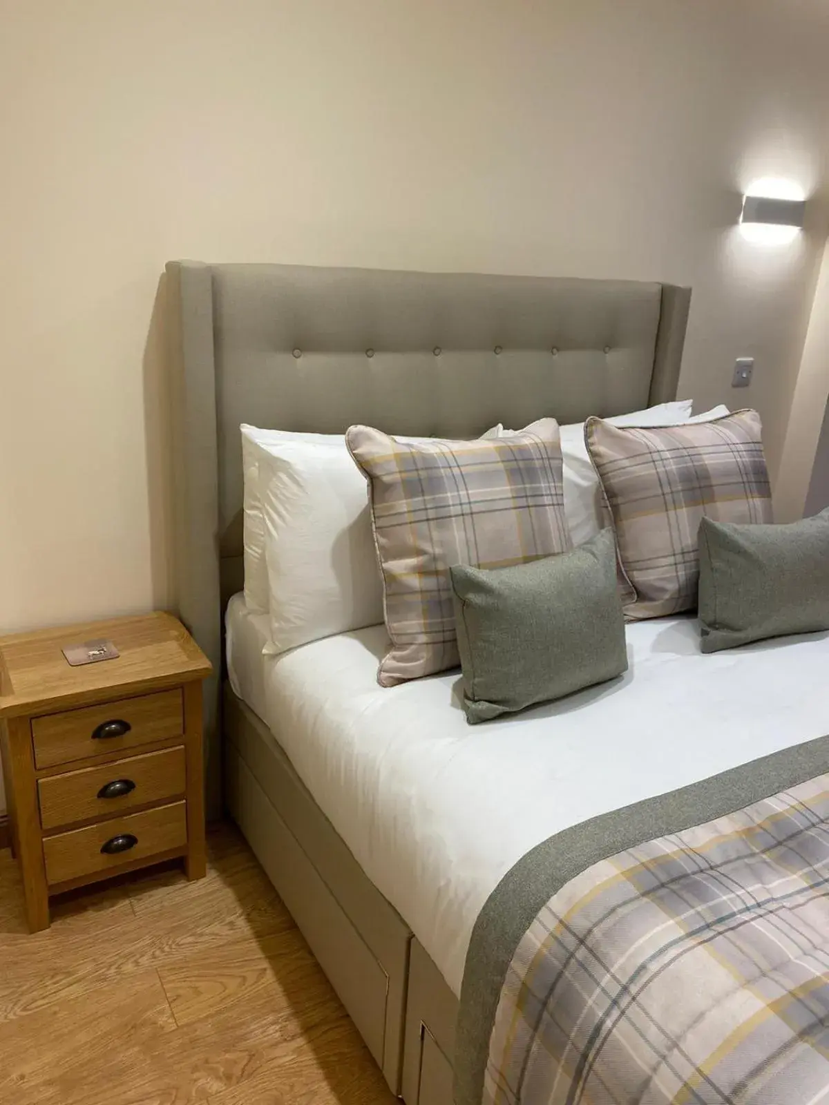 Bedroom, Bed in Waverley Inn Apartments