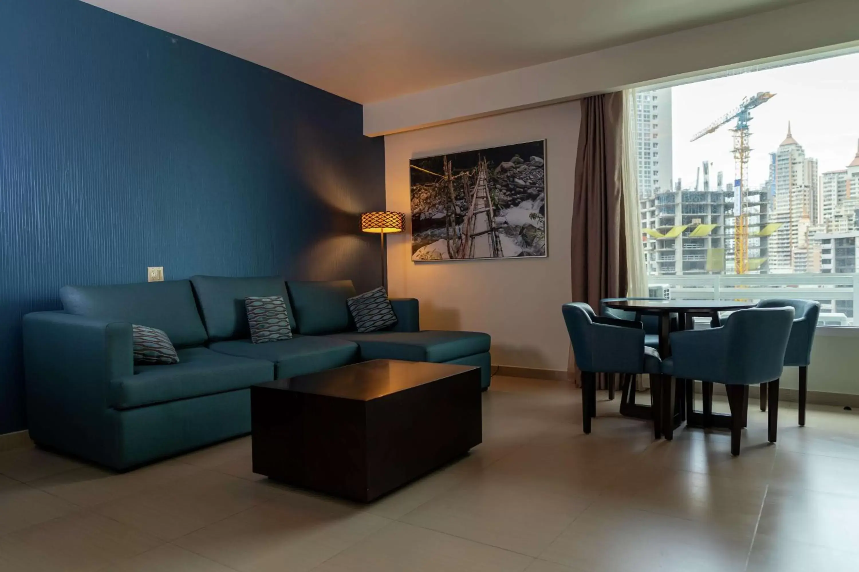 Living room, Seating Area in Hampton by Hilton Panama