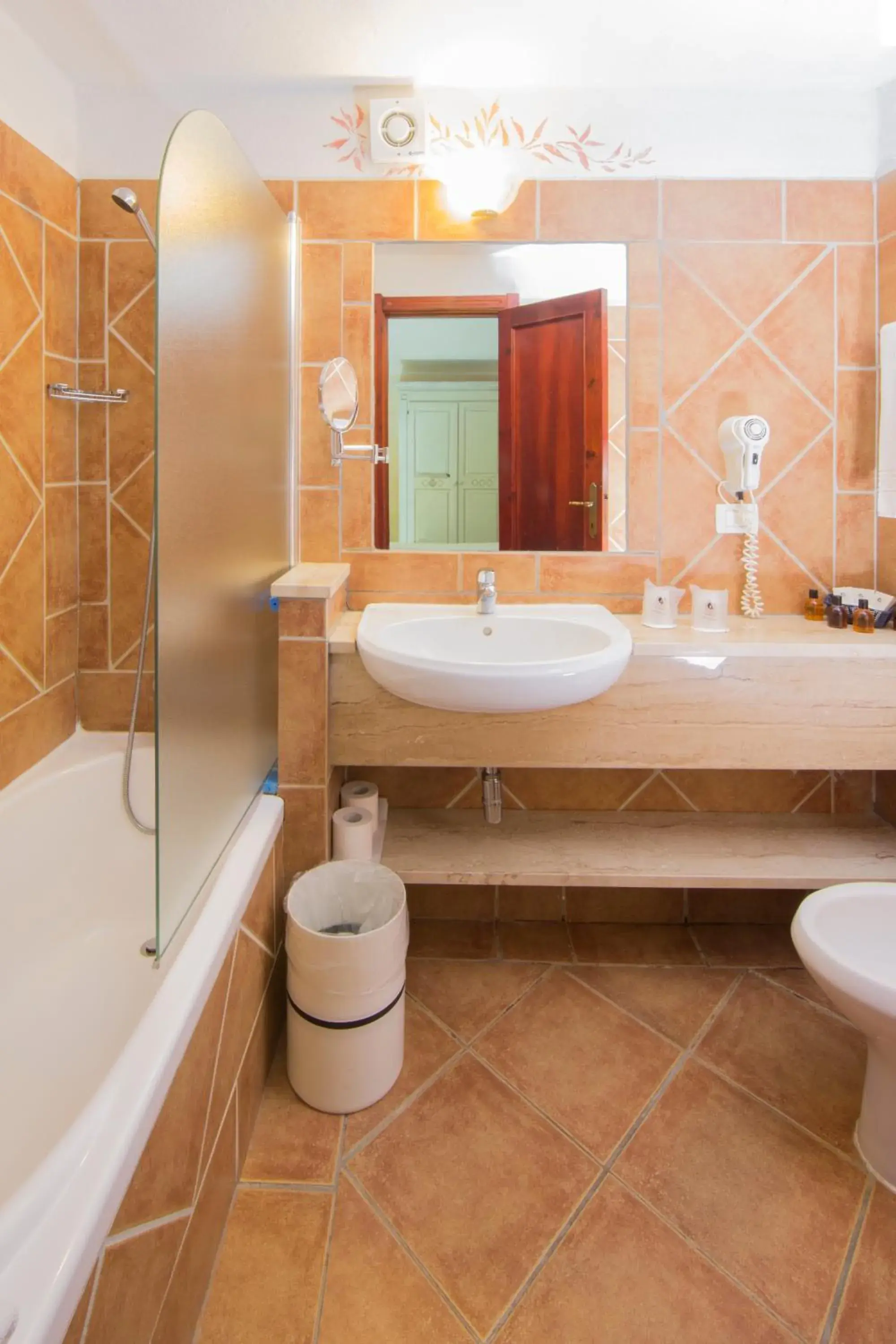 Hot Tub, Bathroom in Colonna Beach Hotel