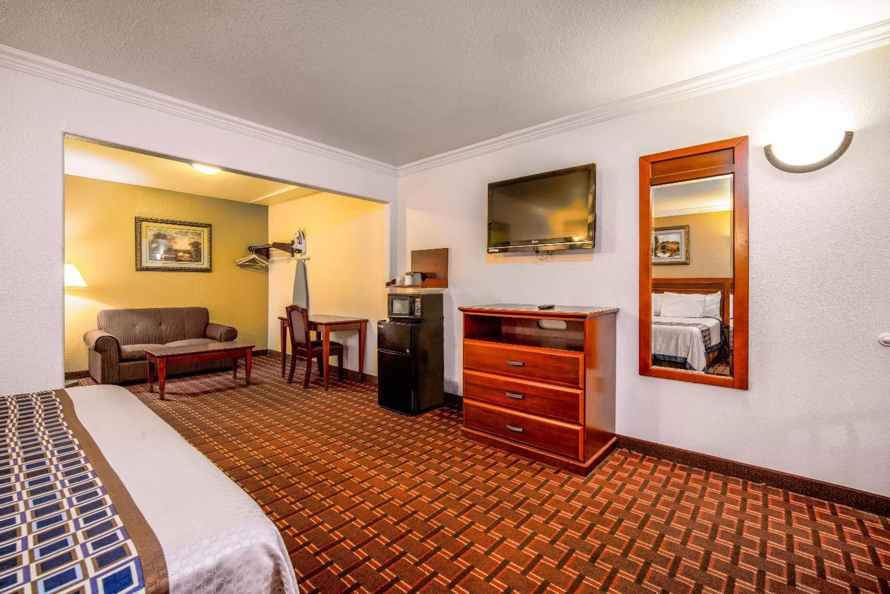 TV/Entertainment Center in Regency Inn & Suites Downey