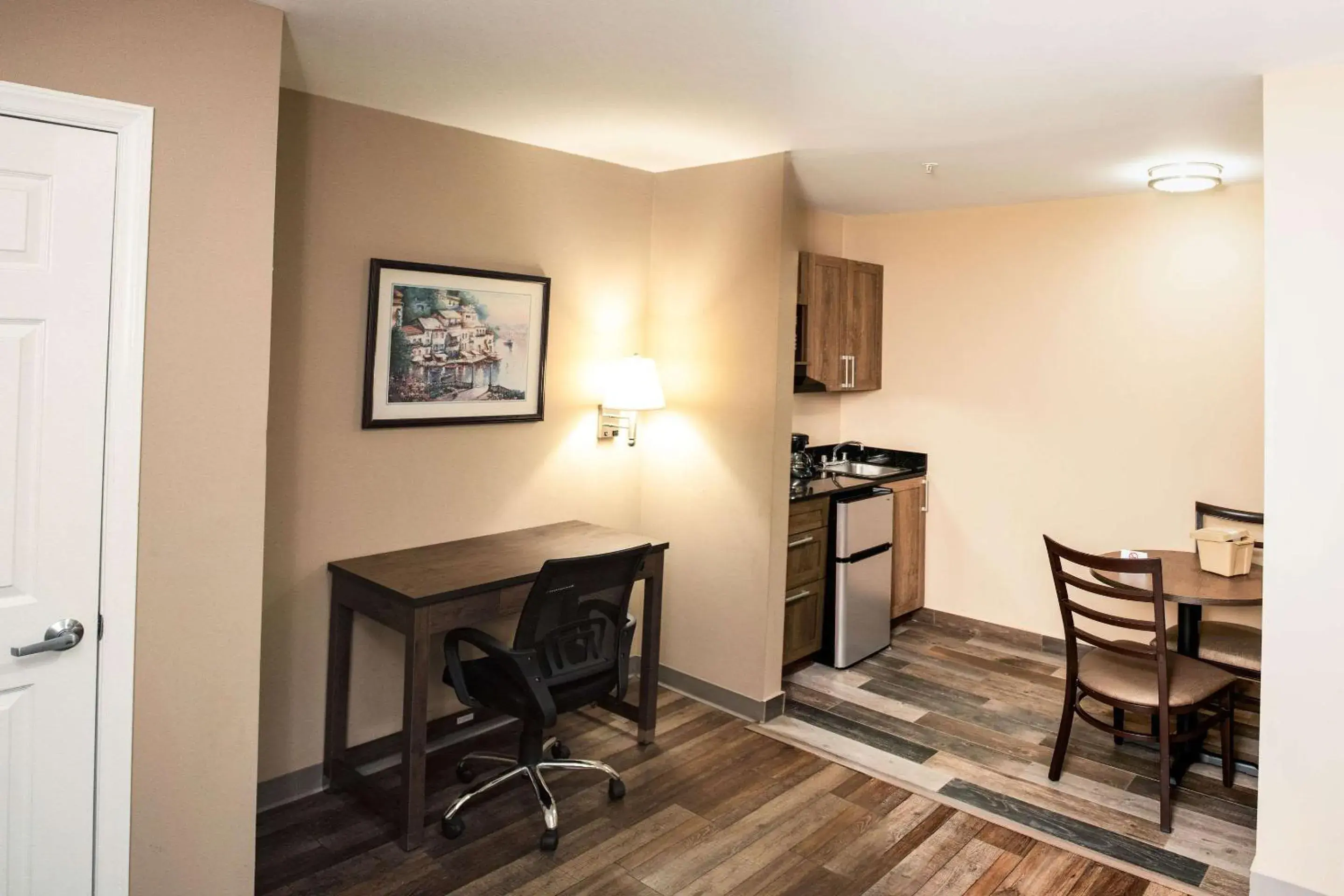 Photo of the whole room, Dining Area in Suburban Studios Charlotte-Ballantyne