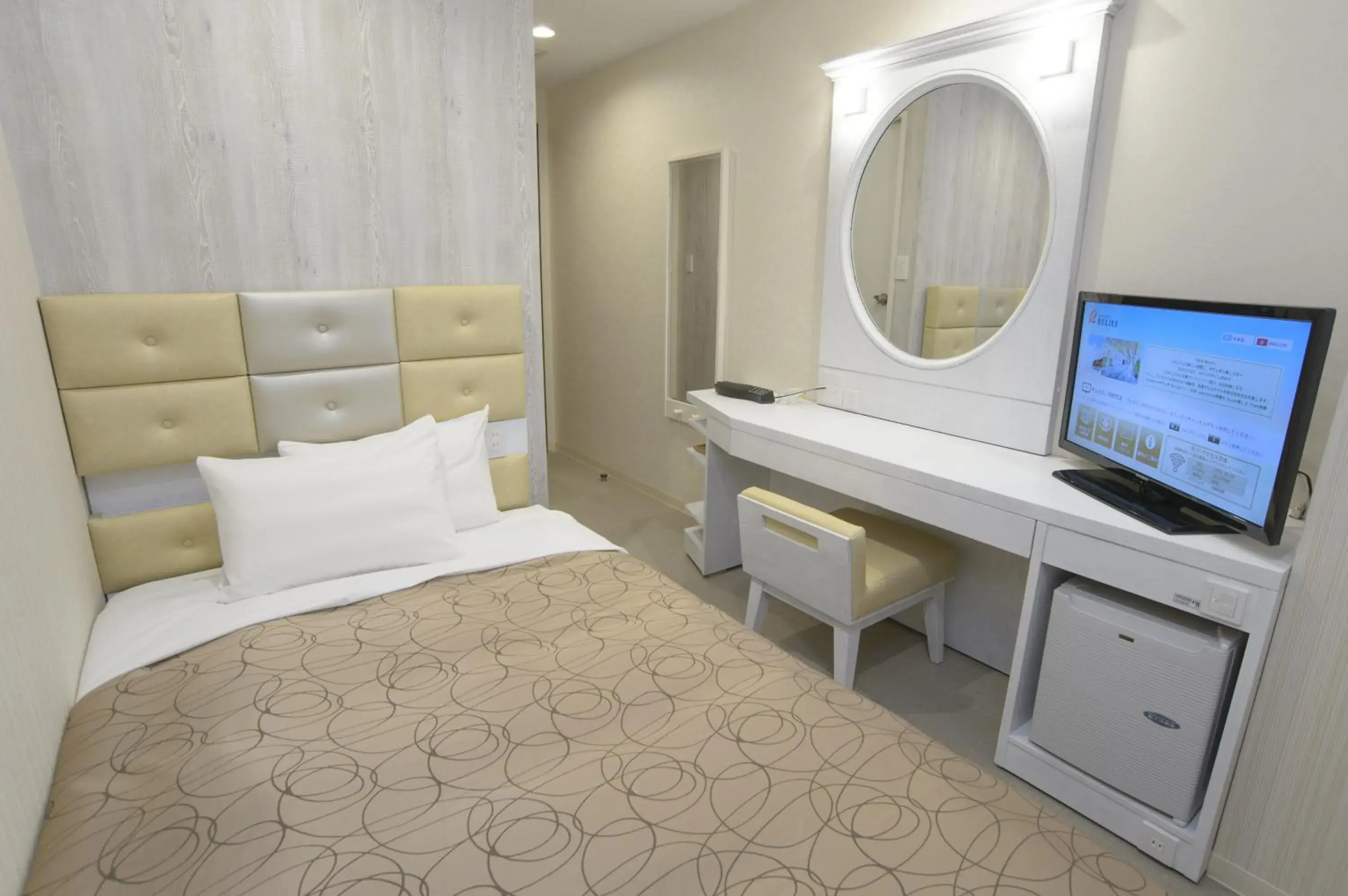 Bed, TV/Entertainment Center in Hotel Relief Sapporo Susukino
