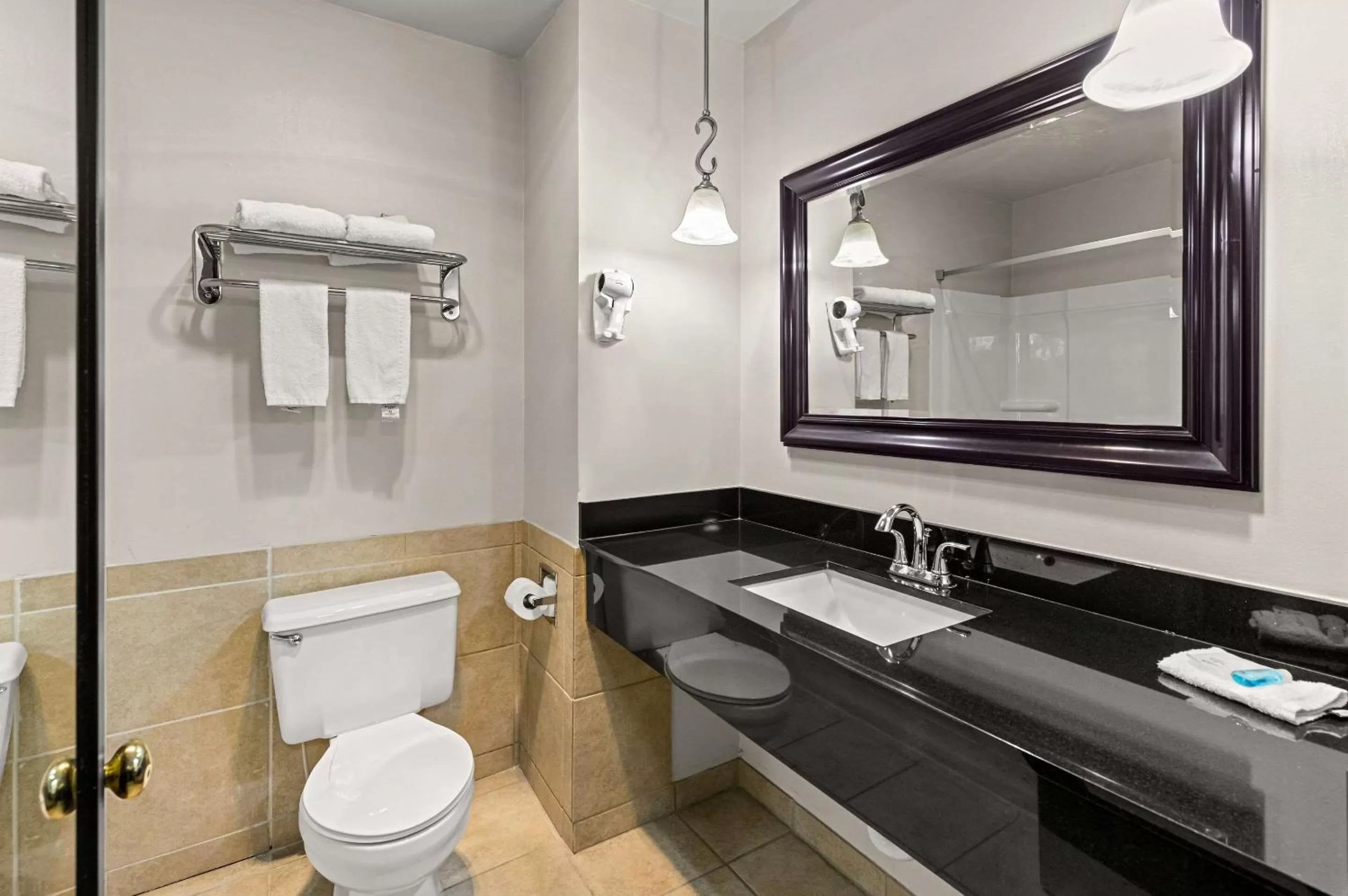 Bathroom in Suburban Studios Kansas City Airport North