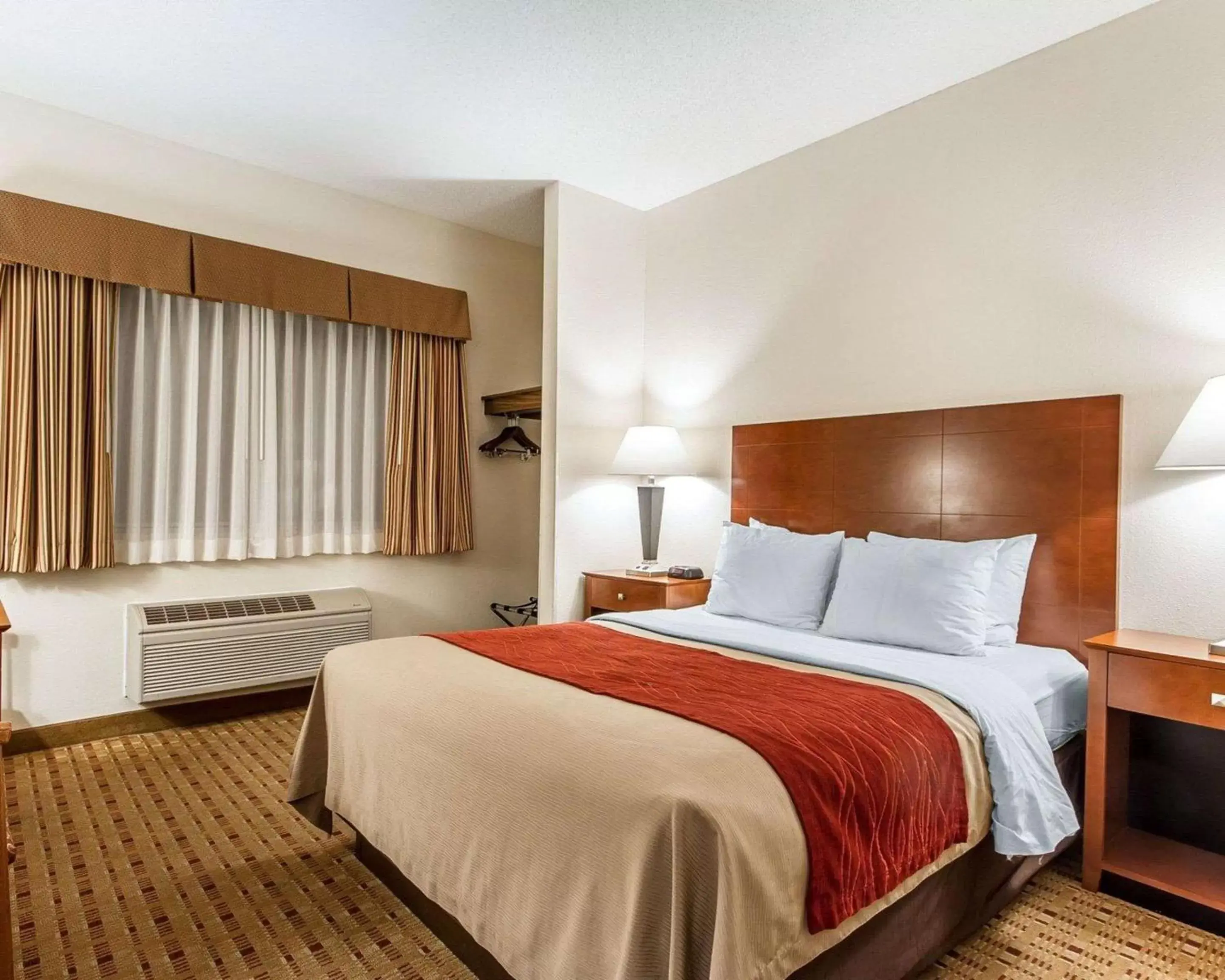 Photo of the whole room, Bed in Quality Inn & Suites