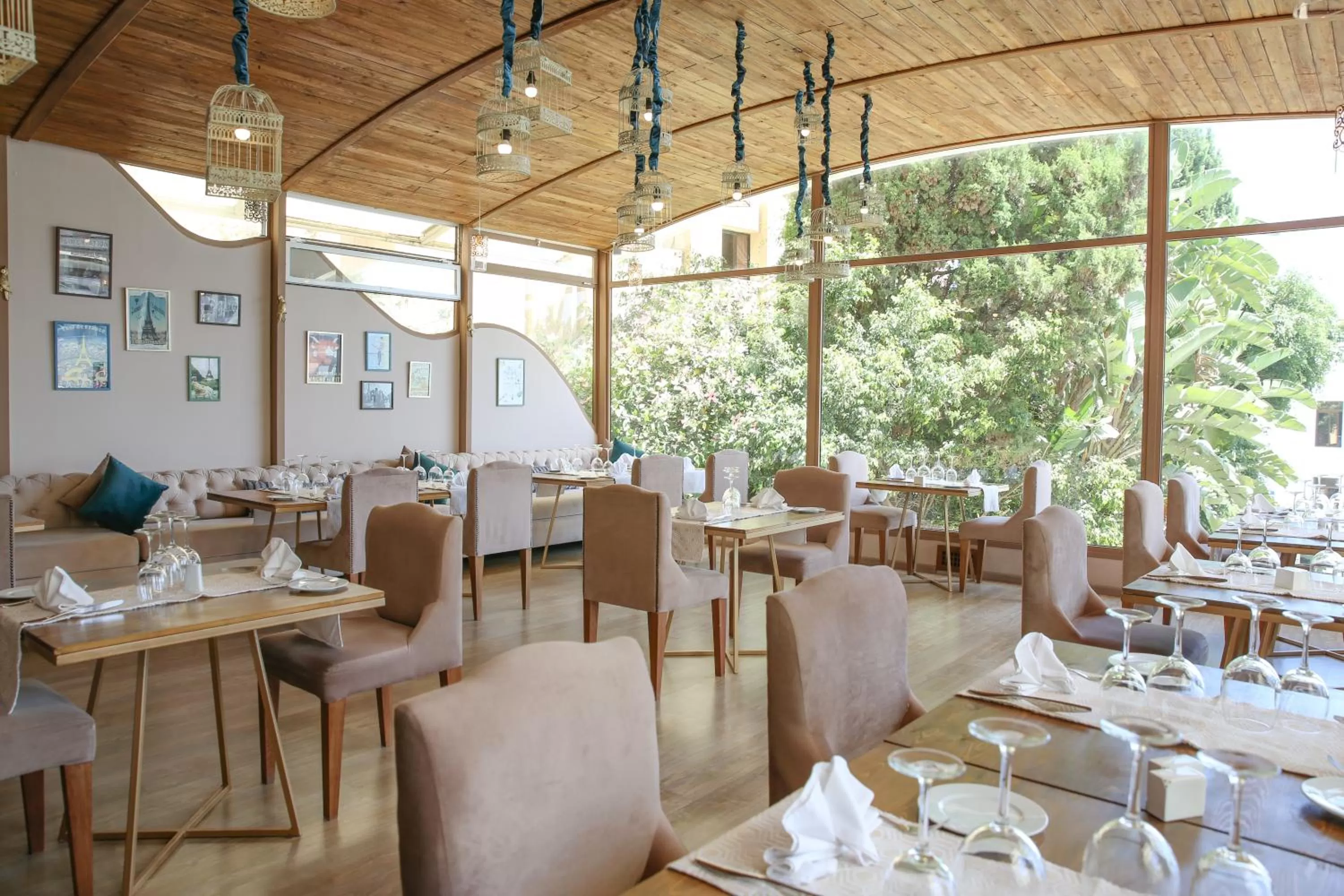 Restaurant/places to eat in Hôtel Rembrandt