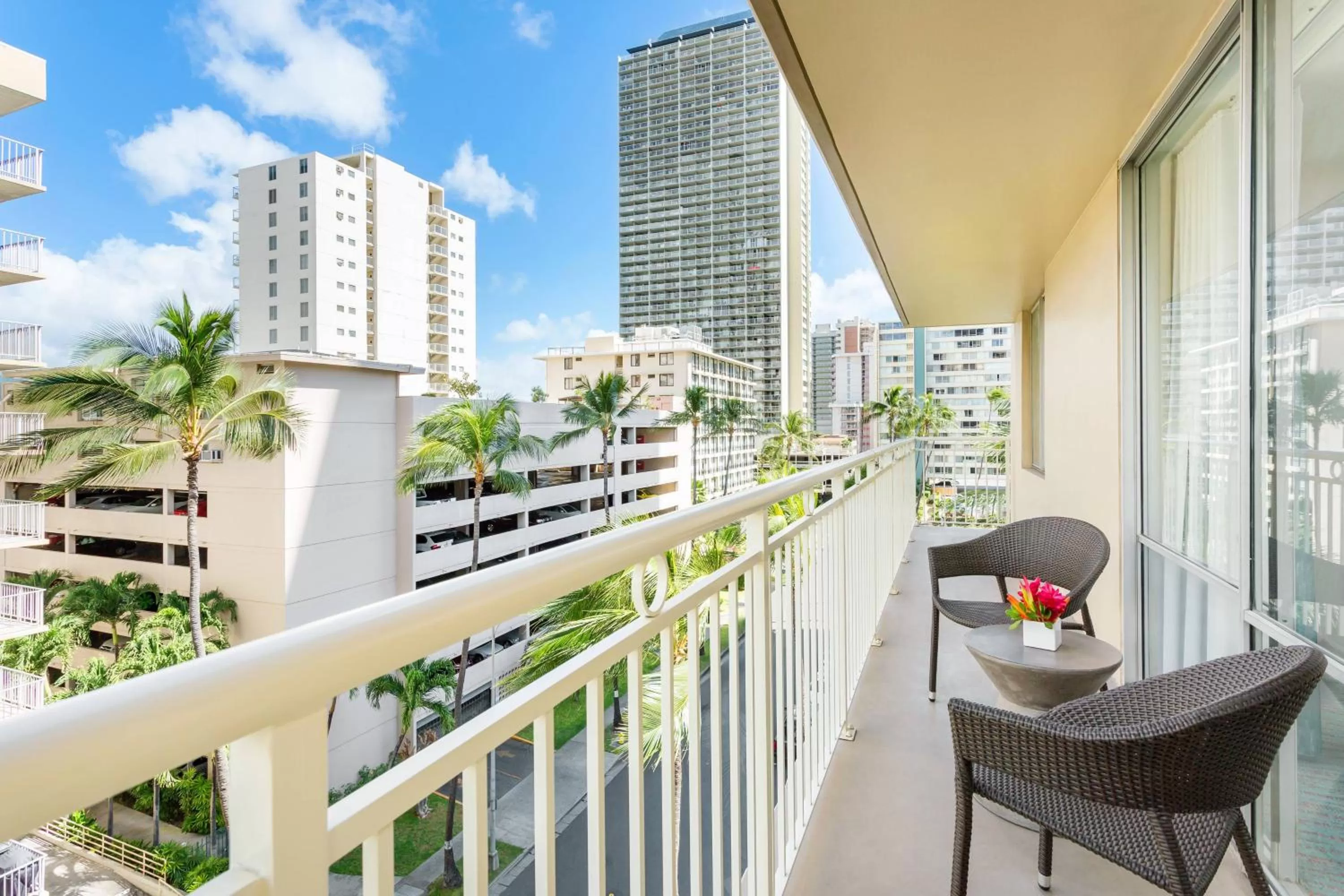 Corner Queen Suite with Sofa Bed in Courtyard by Marriott Waikiki Beach