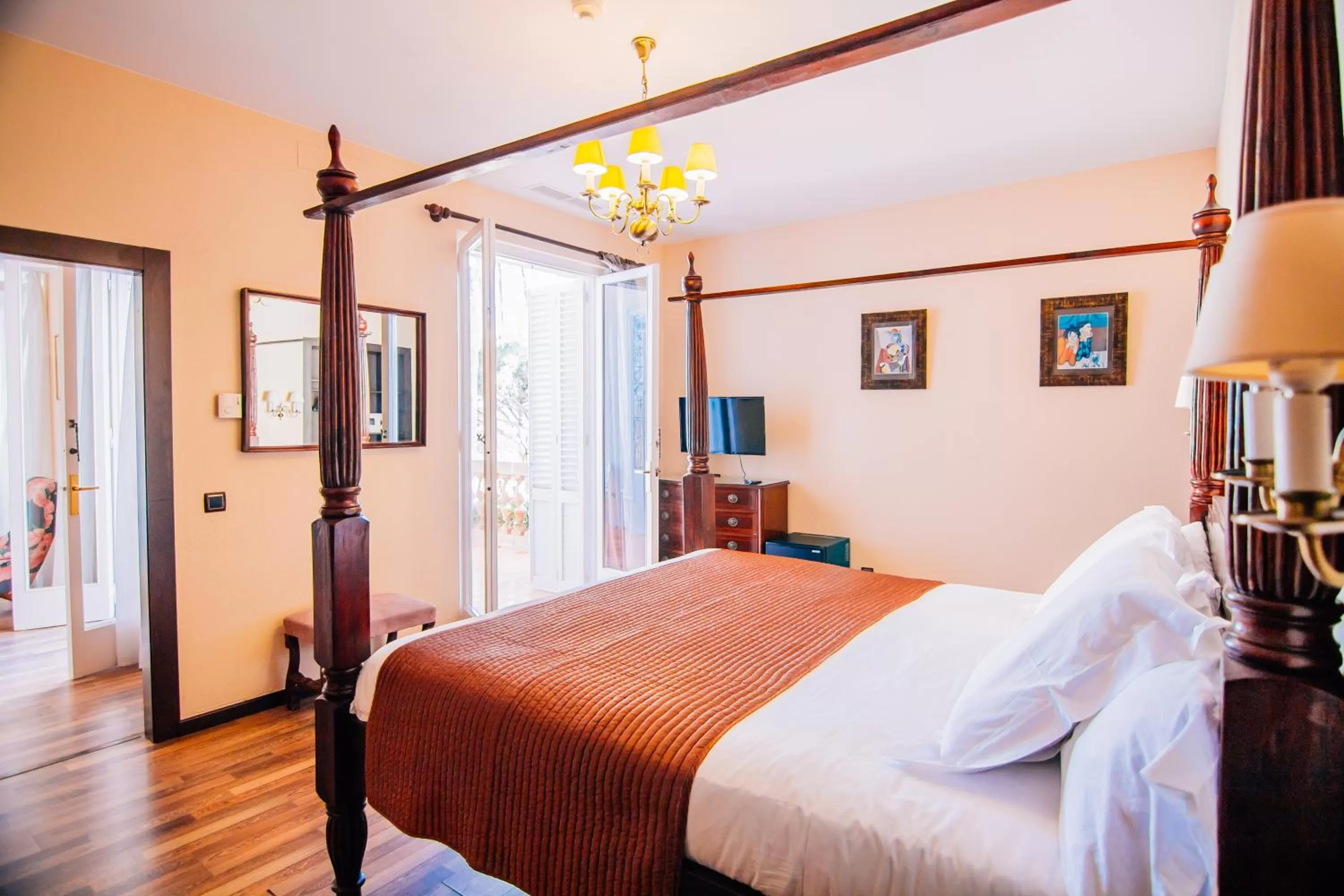 Photo of the whole room, Bed in Hotel Roger de Flor by Seleqtta