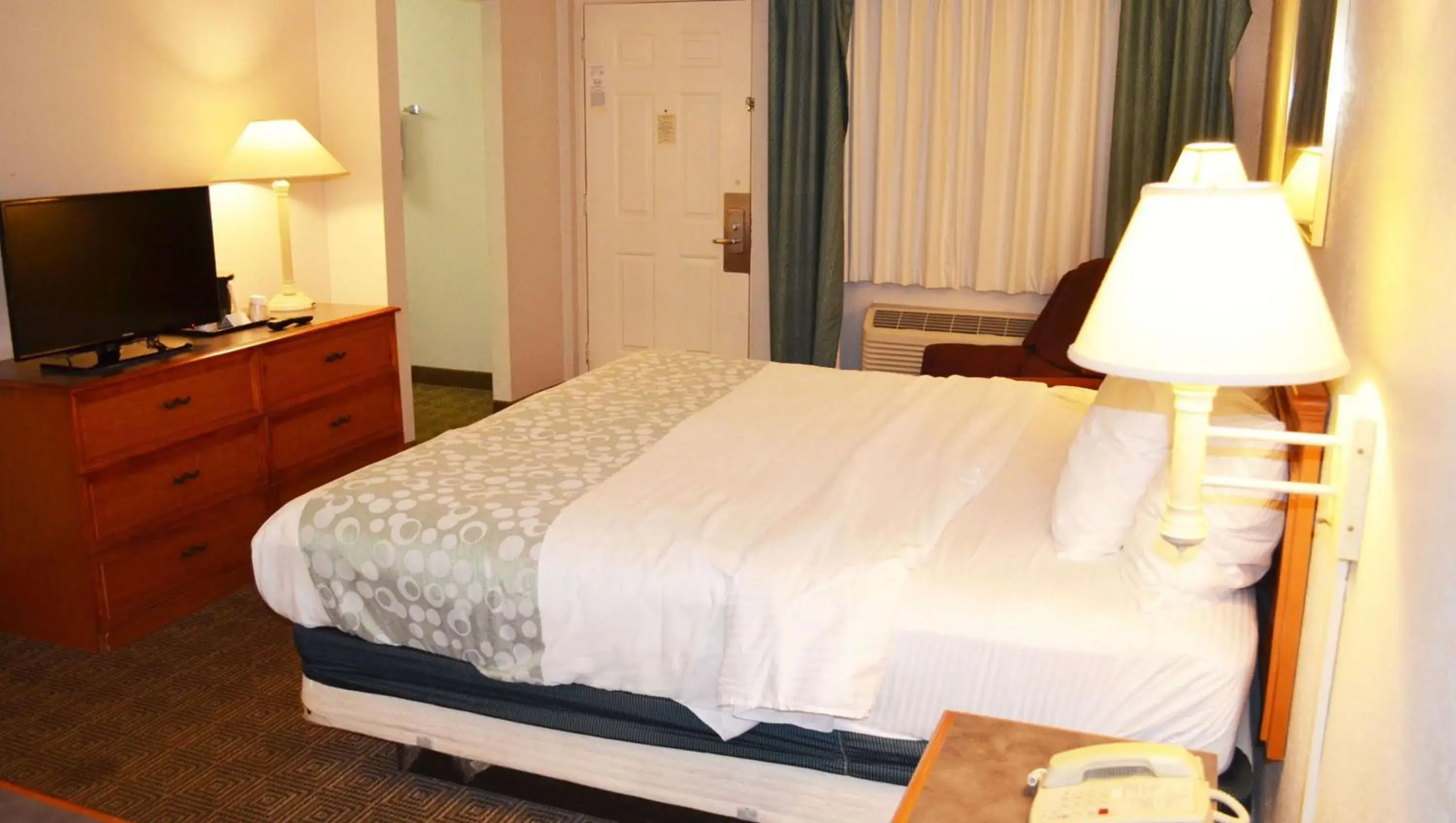 Photo of the whole room, Bed in Magnuson Hotel Texarkana