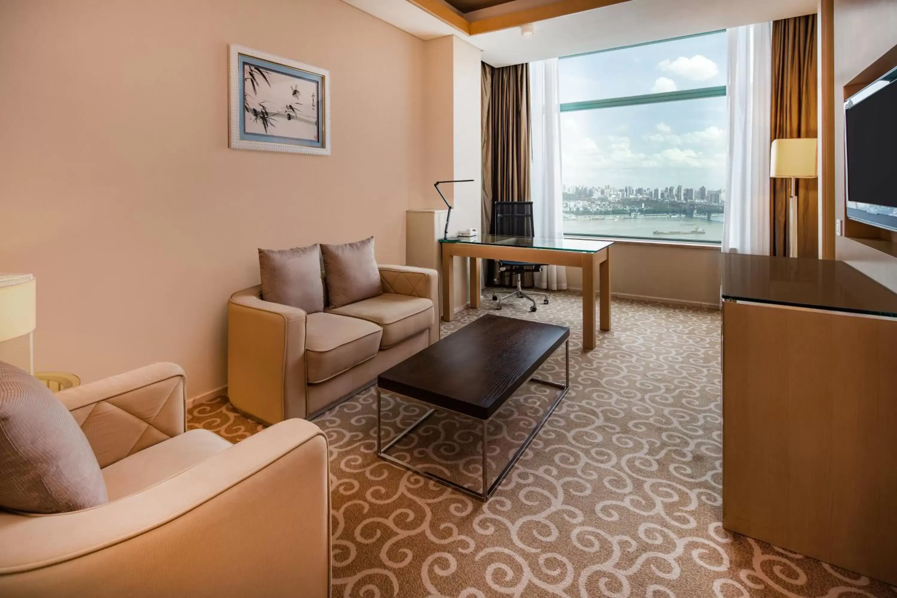 Photo of the whole room, Seating Area in Holiday Inn Wuhan Riverside, an IHG Hotel