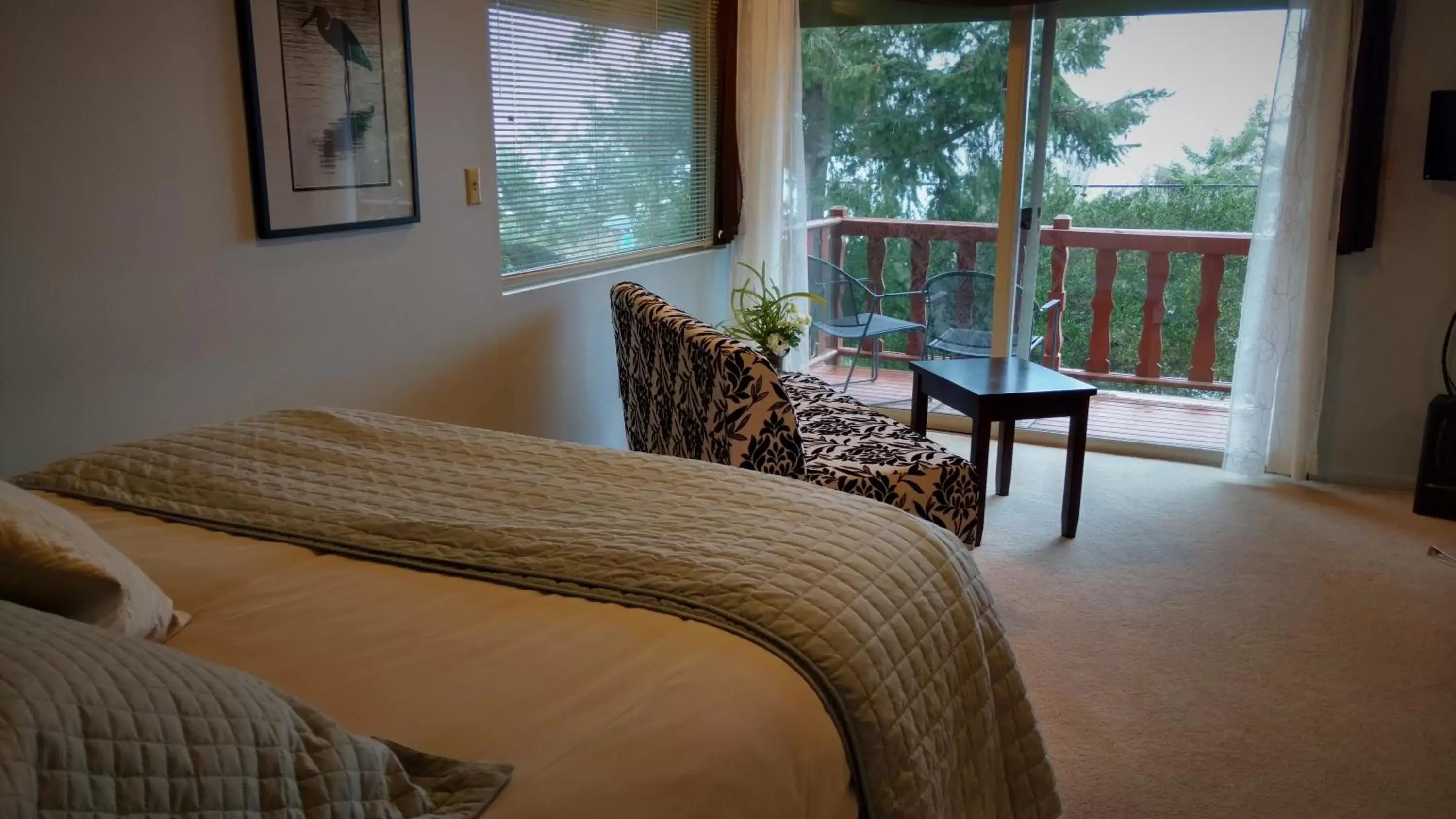 Photo of the whole room, Bed in Greenhouse Inn by the Bay