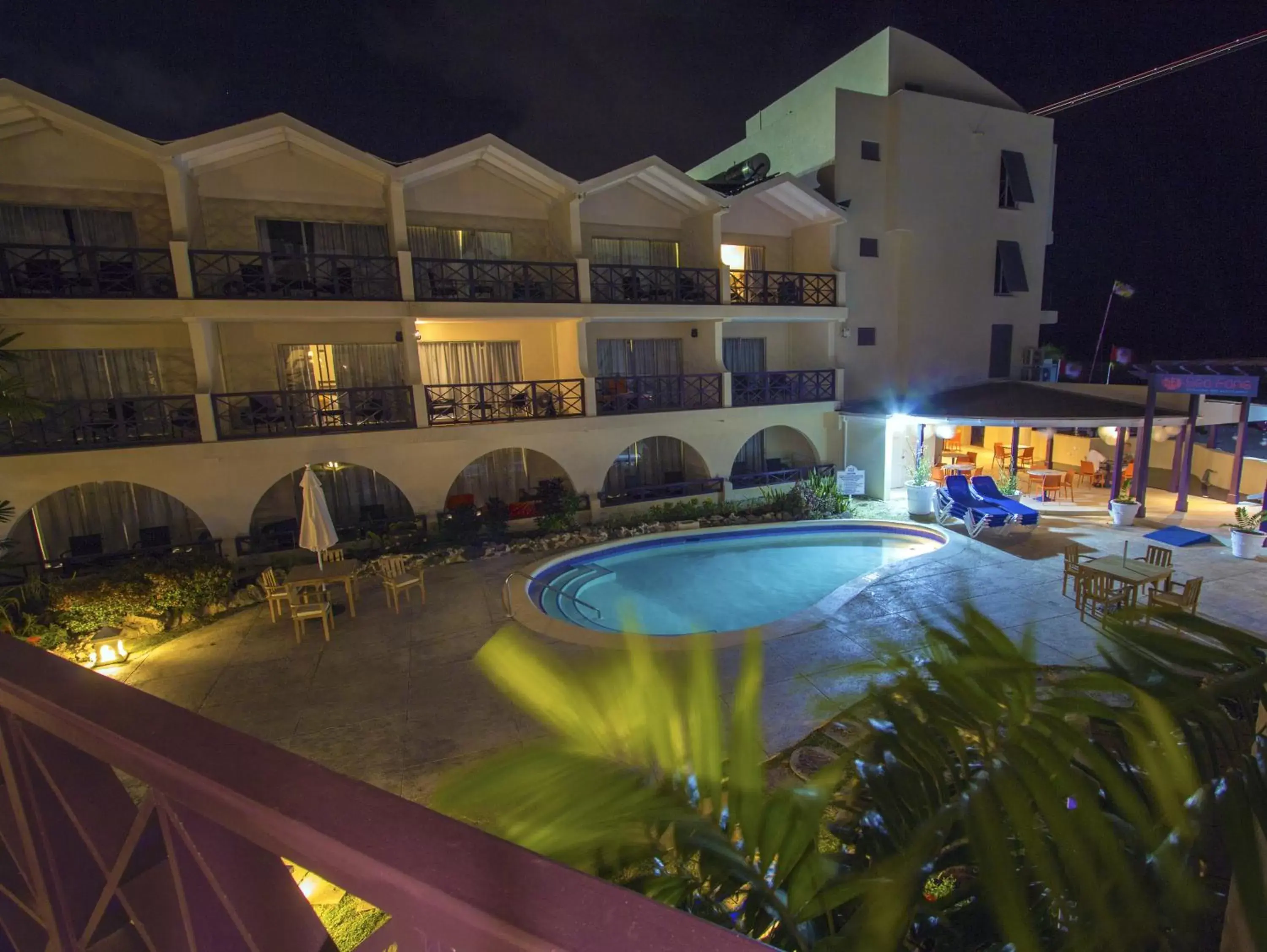 Property building, Swimming Pool in Infinity on the Beach