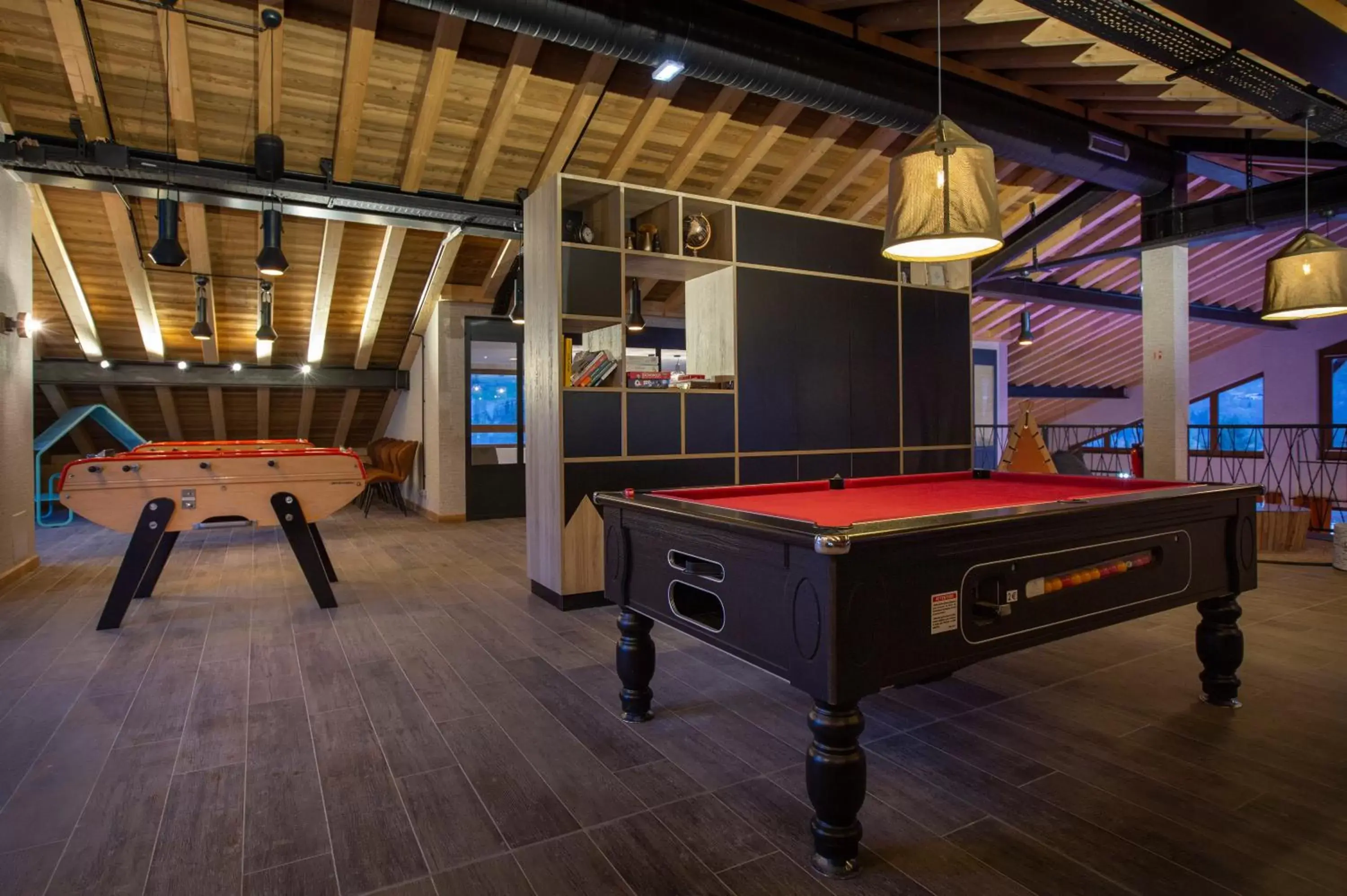 Billiard, Billiards in Hotel Base Camp Lodge - Bourg Saint Maurice