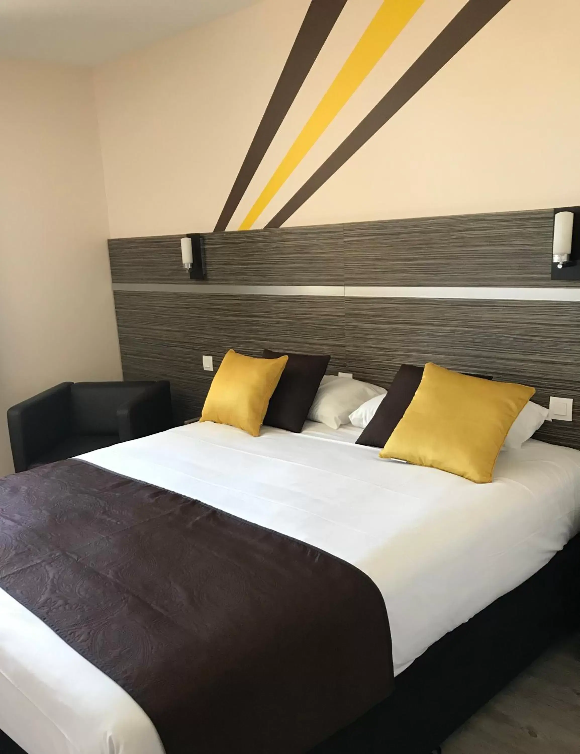 Bedroom, Bed in Comfort Hotel Dijon Sud - 21600 LONGVIC