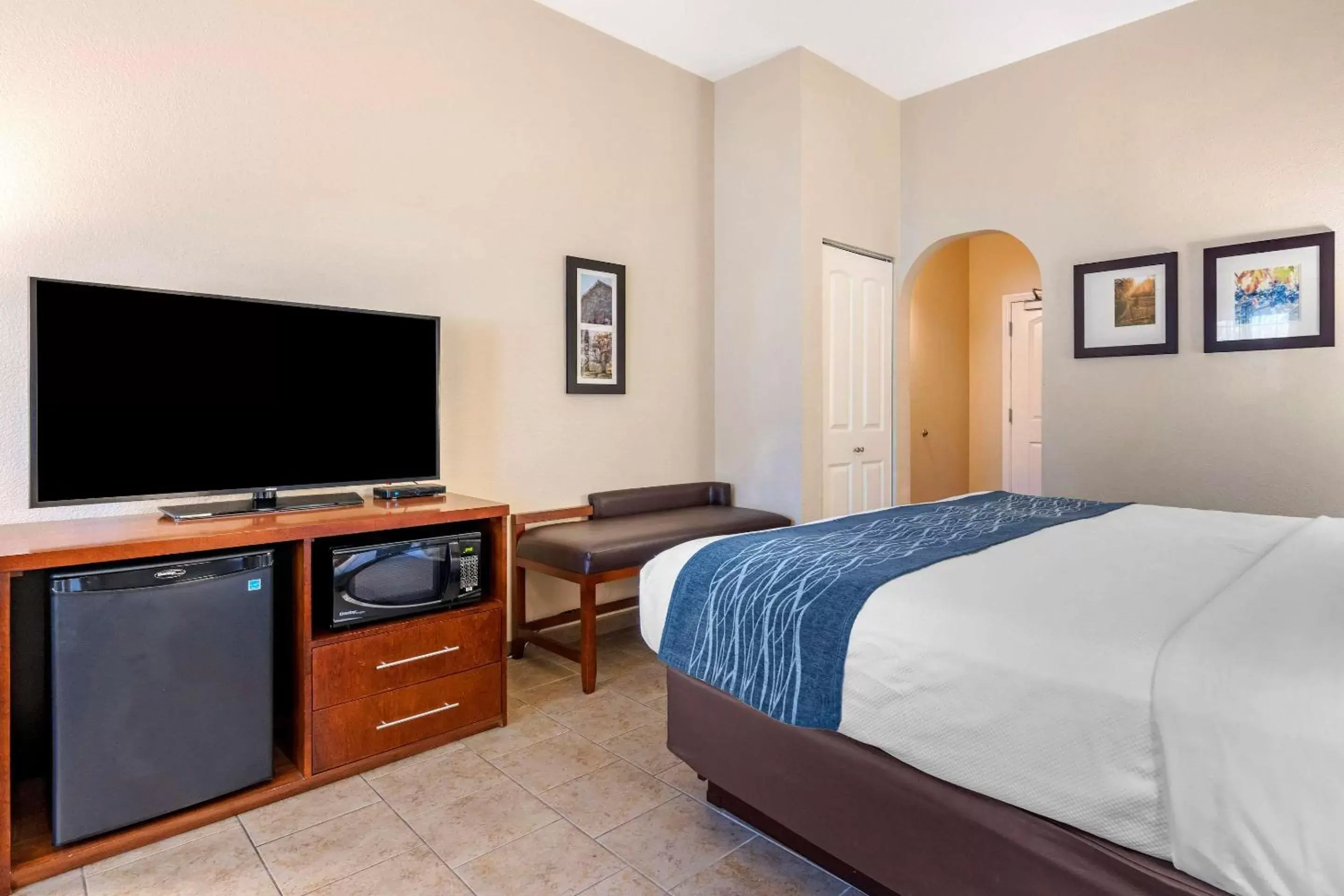 Bedroom, Bed in Comfort Inn & Suites Ukiah Mendocino County