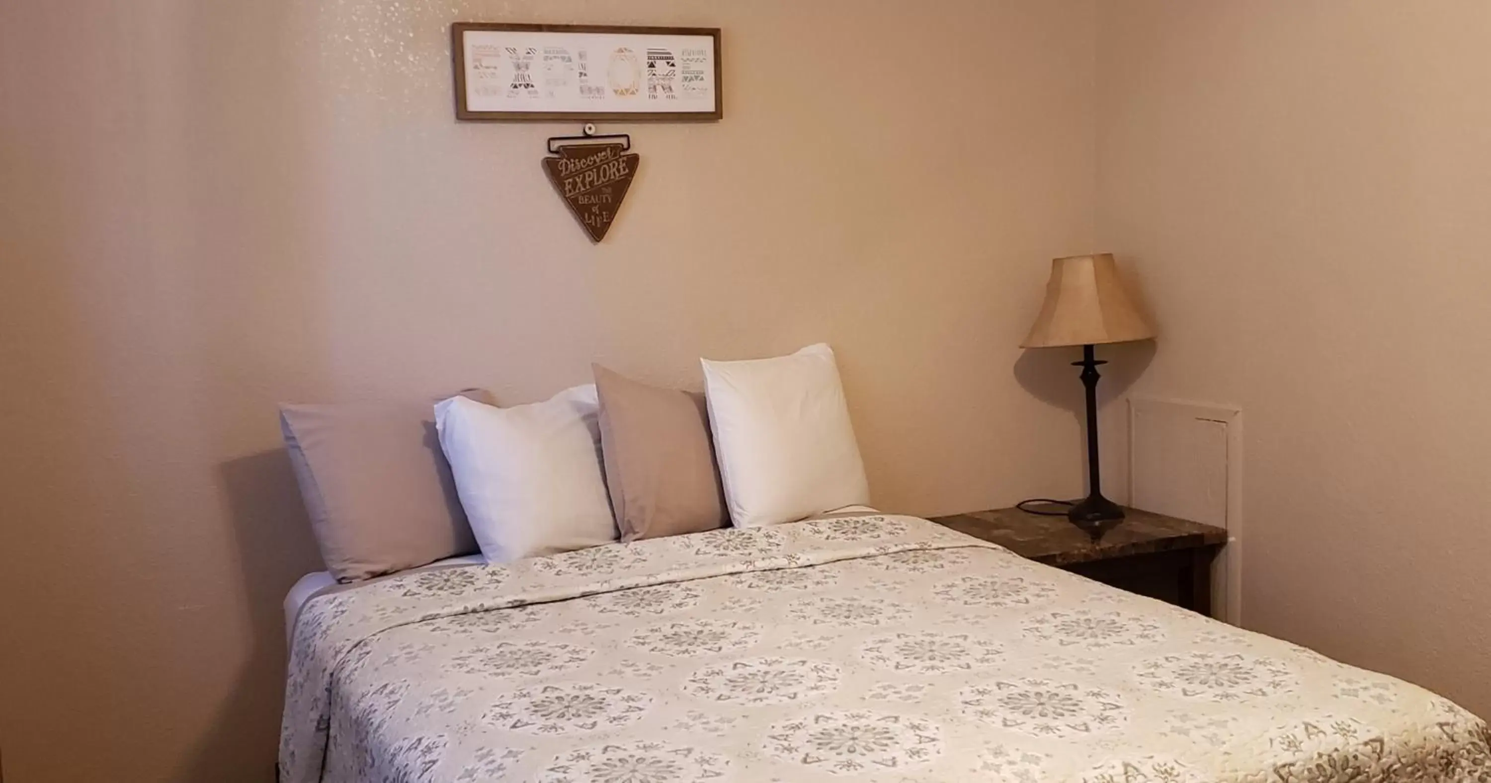 Bedroom, Bed in Red Rock Motel