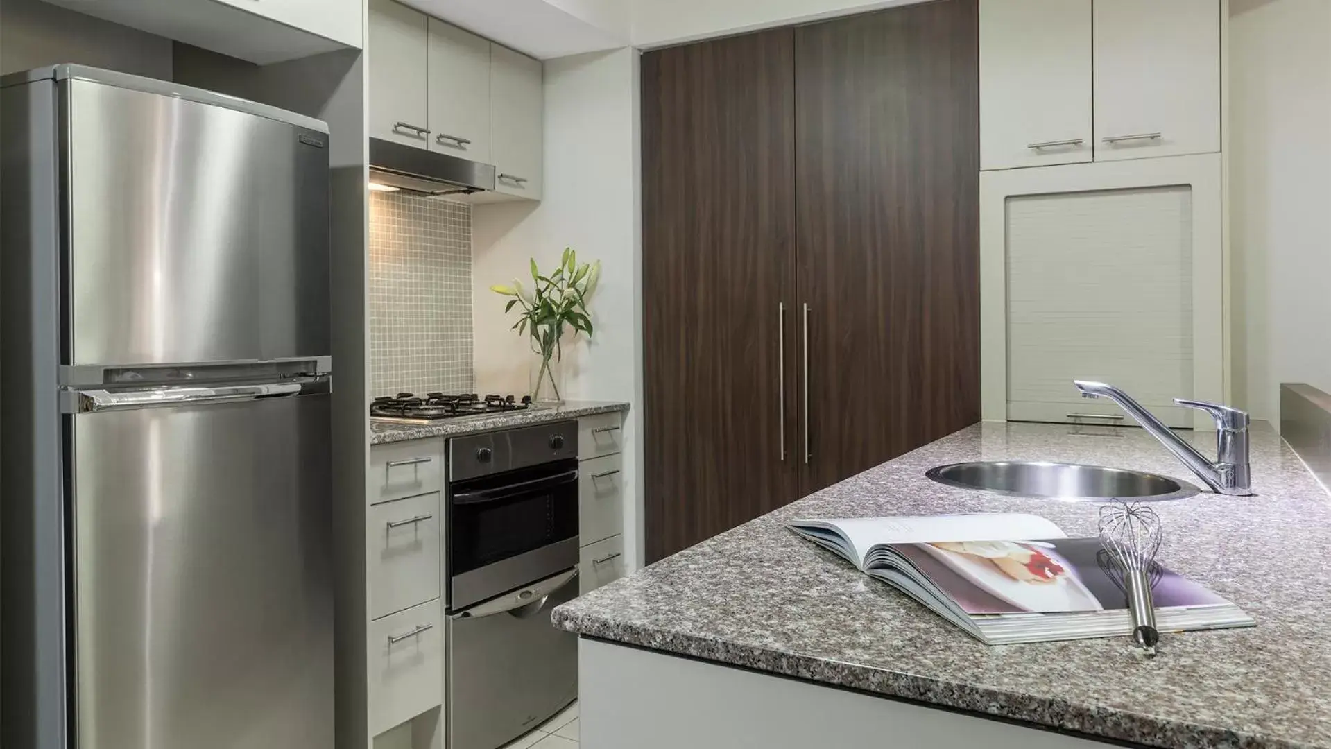 Kitchen or kitchenette, Kitchen/Kitchenette in Oaks Brisbane Aurora Suites